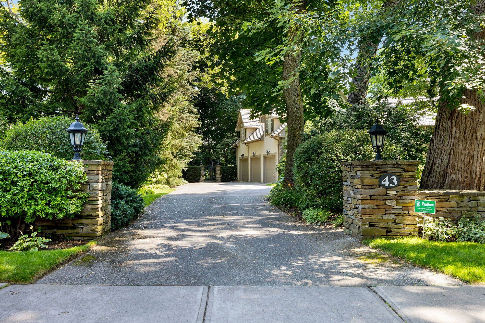 Toronto W08, ON M8X 2S9,43 The Kingsway N/A