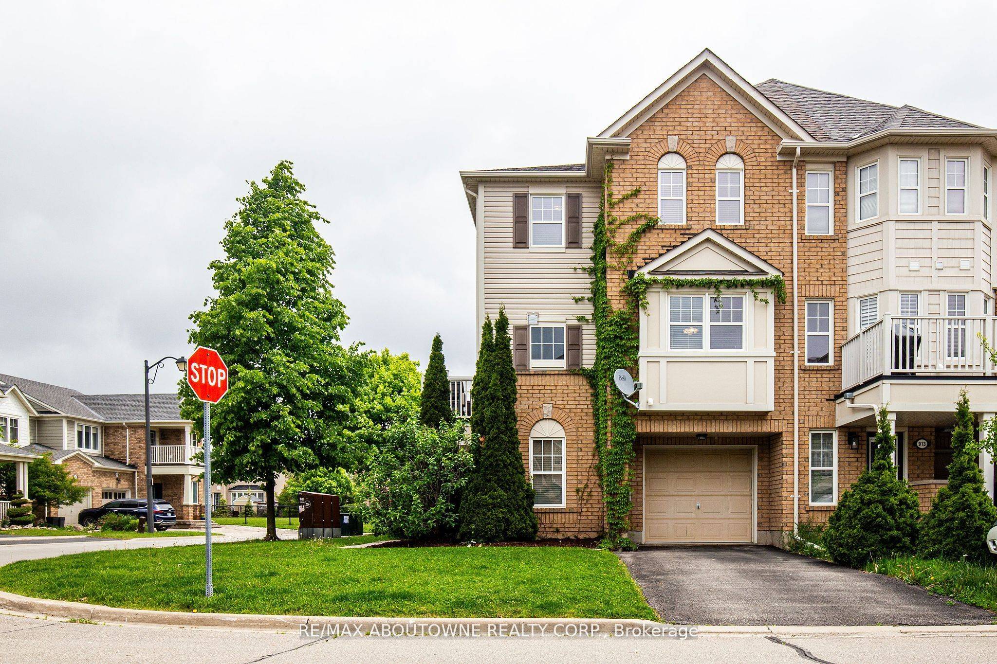Milton, ON L9T 0M2,911 Deverell PL