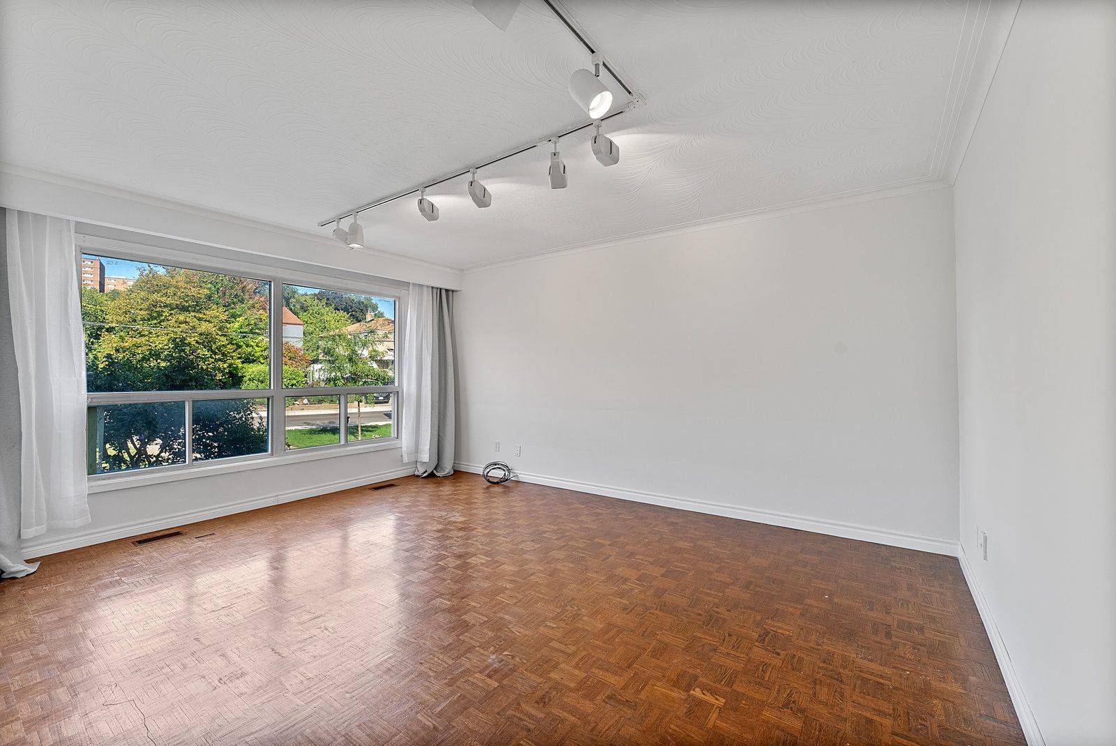 Toronto W02, ON M6S 4P3,160 Varsity RD