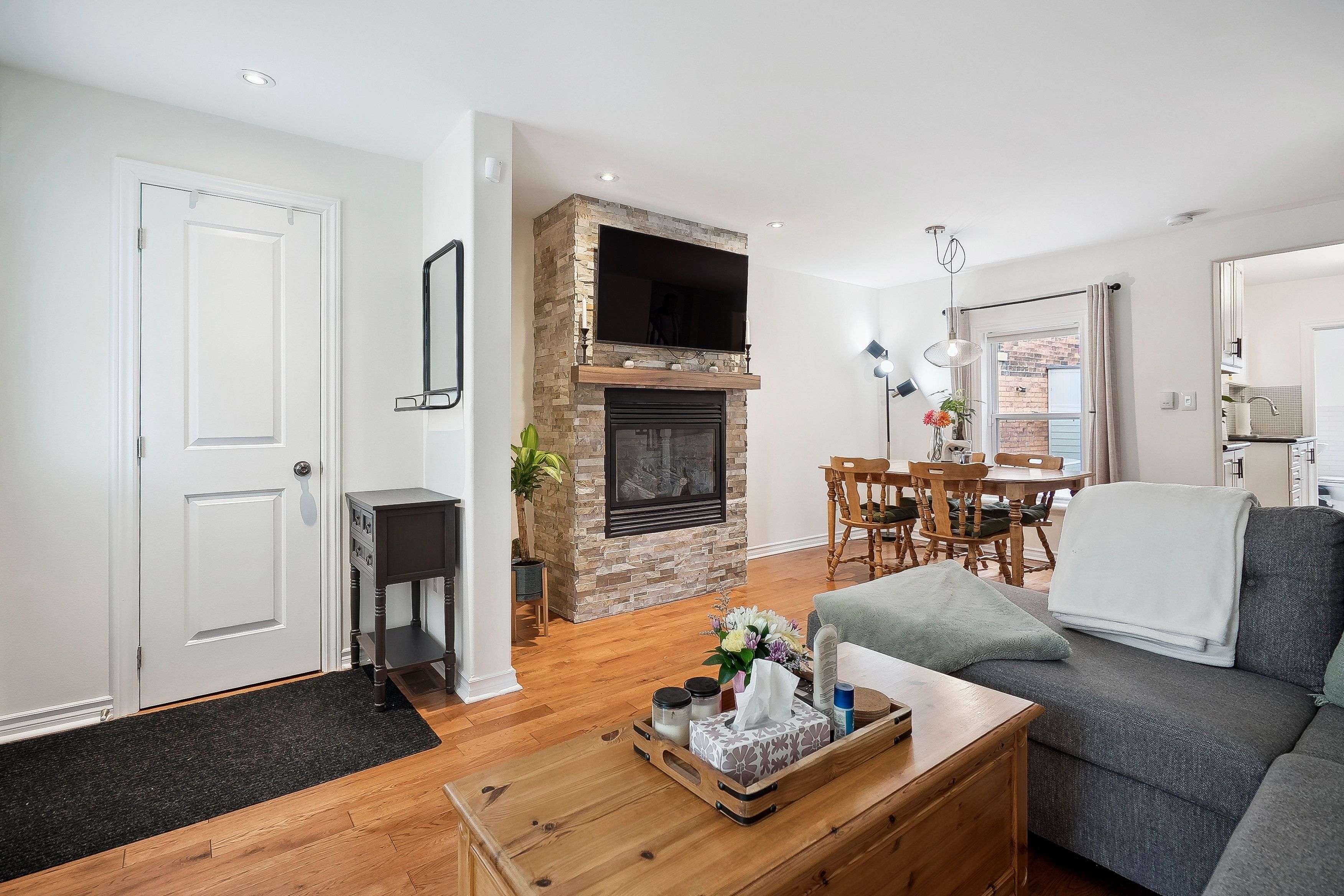 Hamilton, ON L8R 2X7,75 Ray ST N