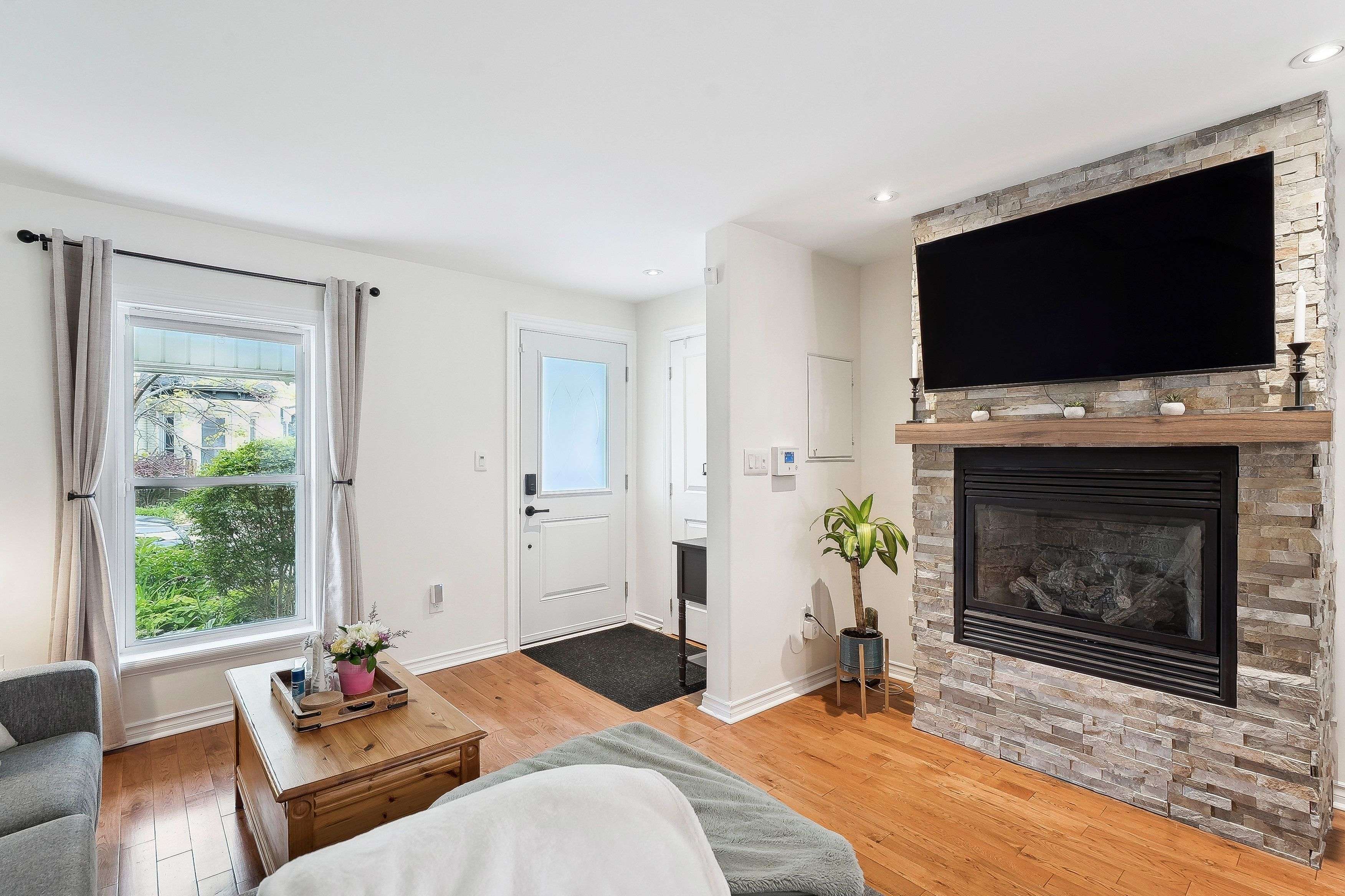 Hamilton, ON L8R 2X7,75 Ray ST N