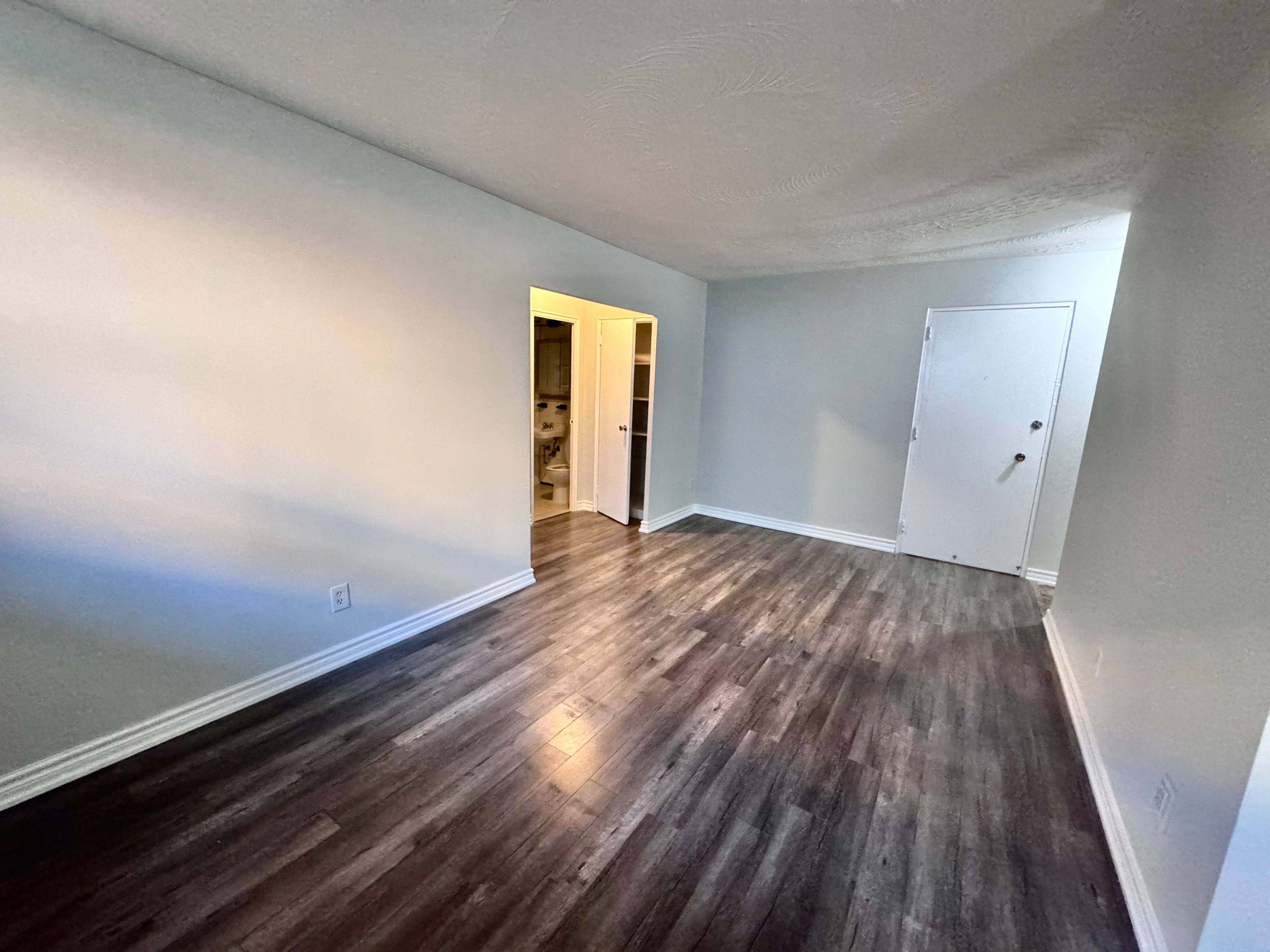 Oshawa, ON L1J 1Z1,3-333 Gibb ST