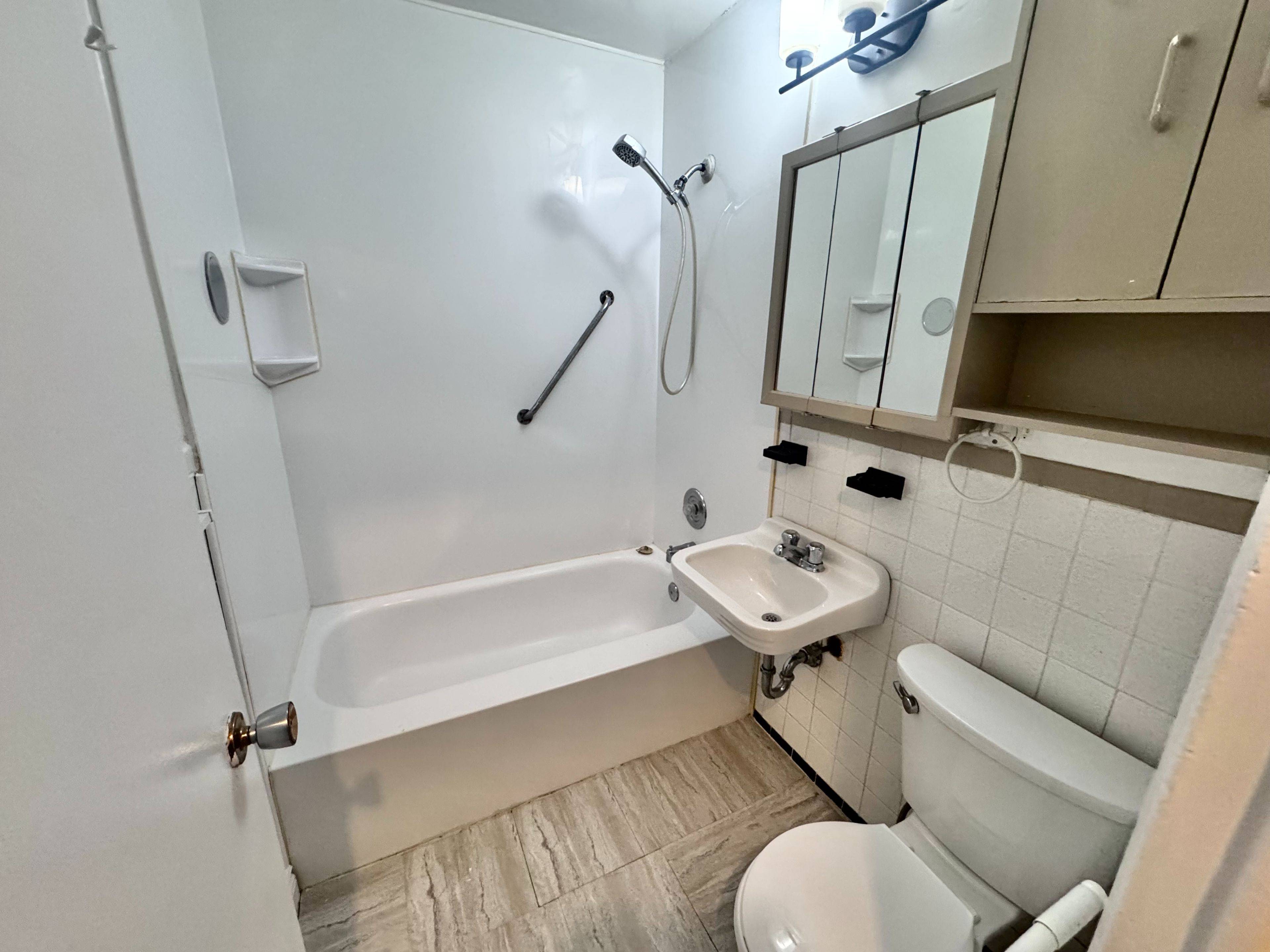 Oshawa, ON L1J 1Z1,3-333 Gibb ST