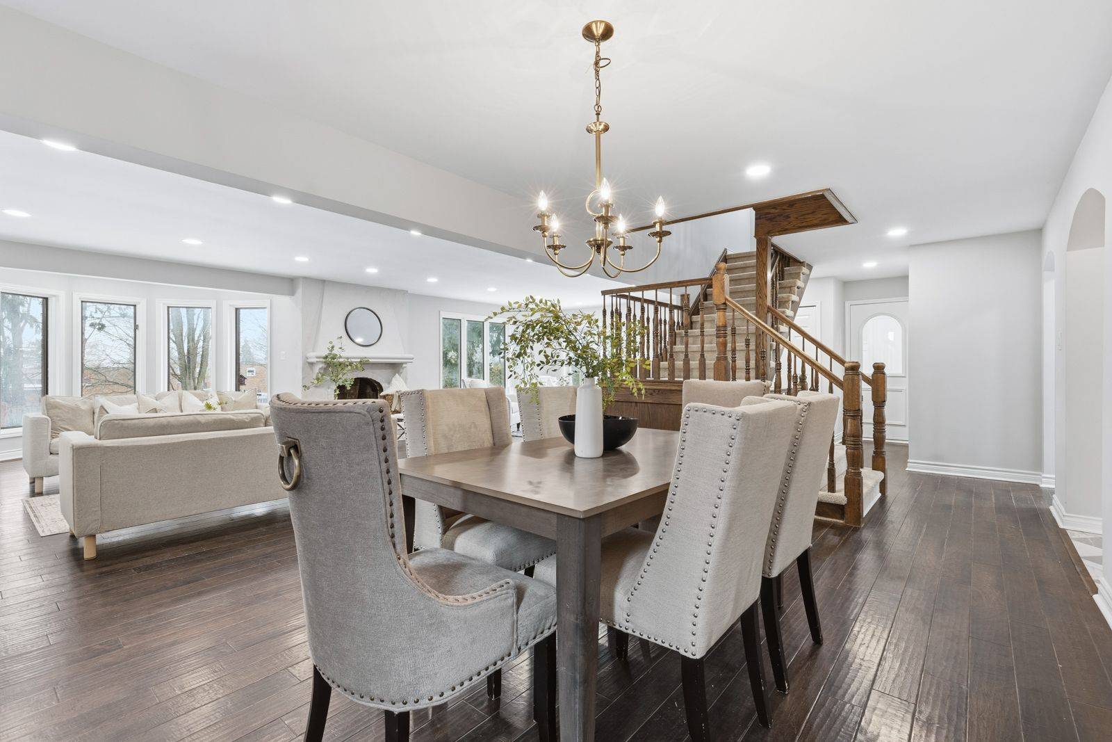 Whitby, ON L1N 5H6,206 High ST