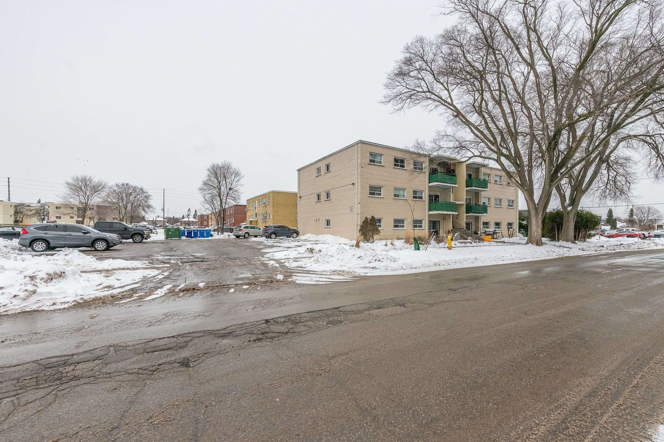 Oshawa, ON L1J 1X5,310 Marland AVE