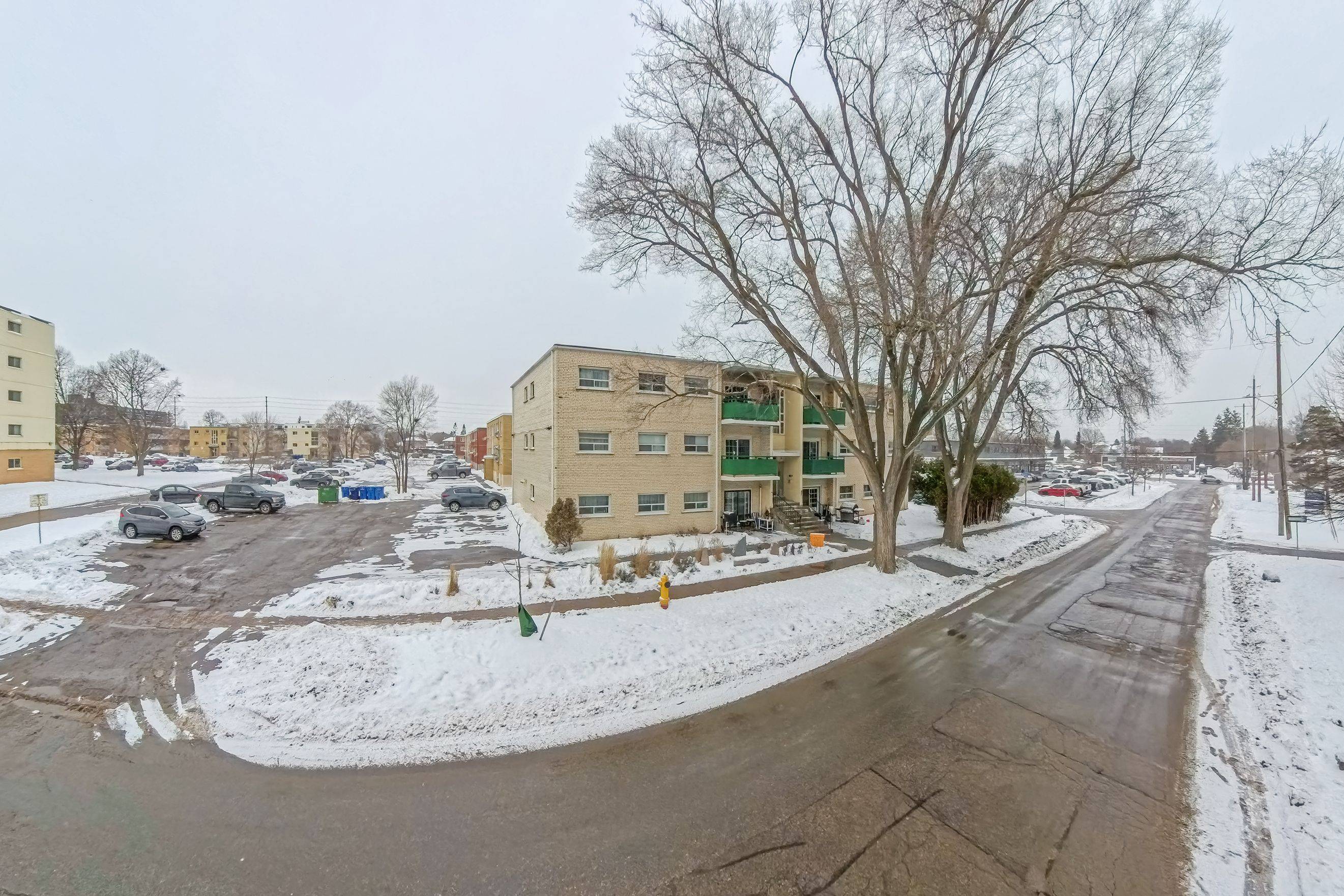 Oshawa, ON L1J 1X5,310 Marland AVE