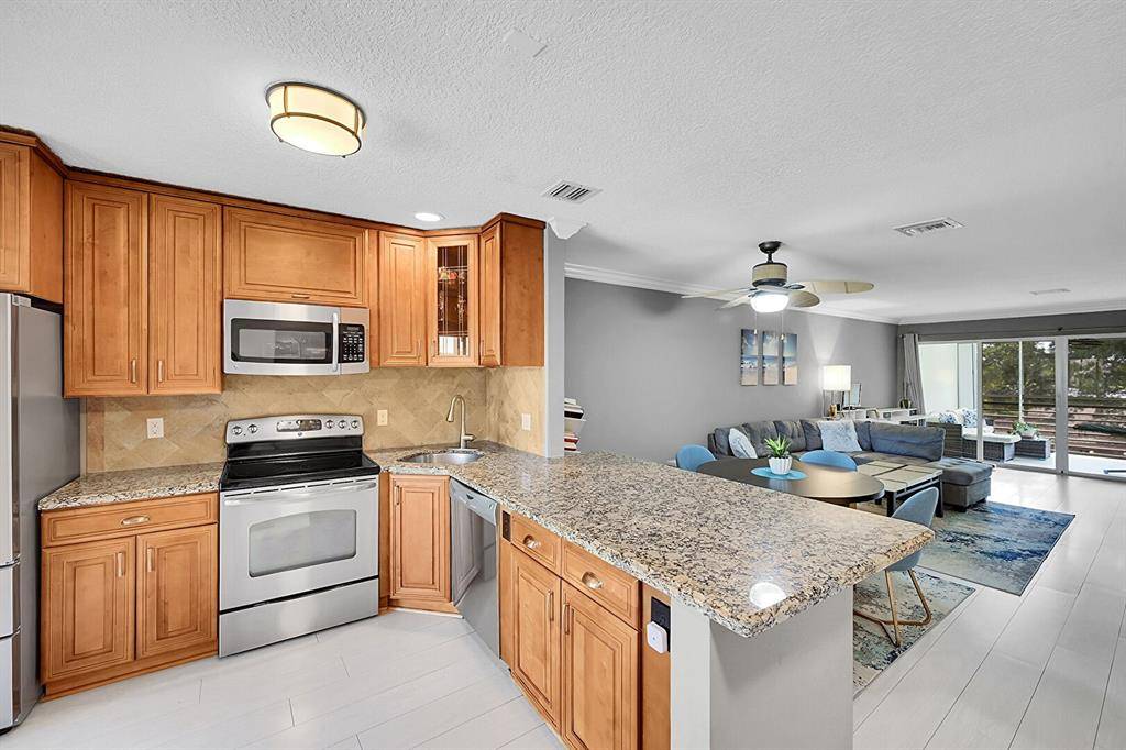 Palm Beach Gardens, FL 33418,11800 Avenue of the PGA #14