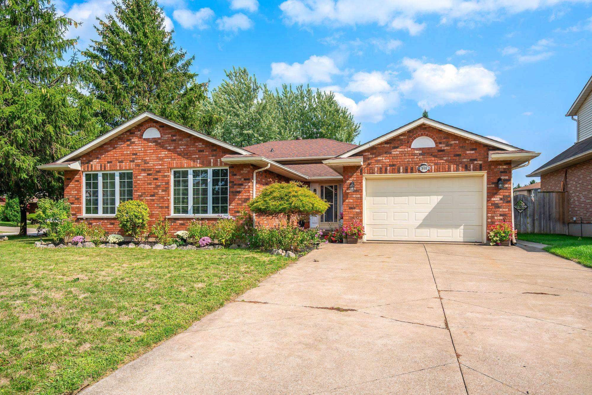 Niagara Falls, ON L2H 2Y1,3688 Cardinal DR