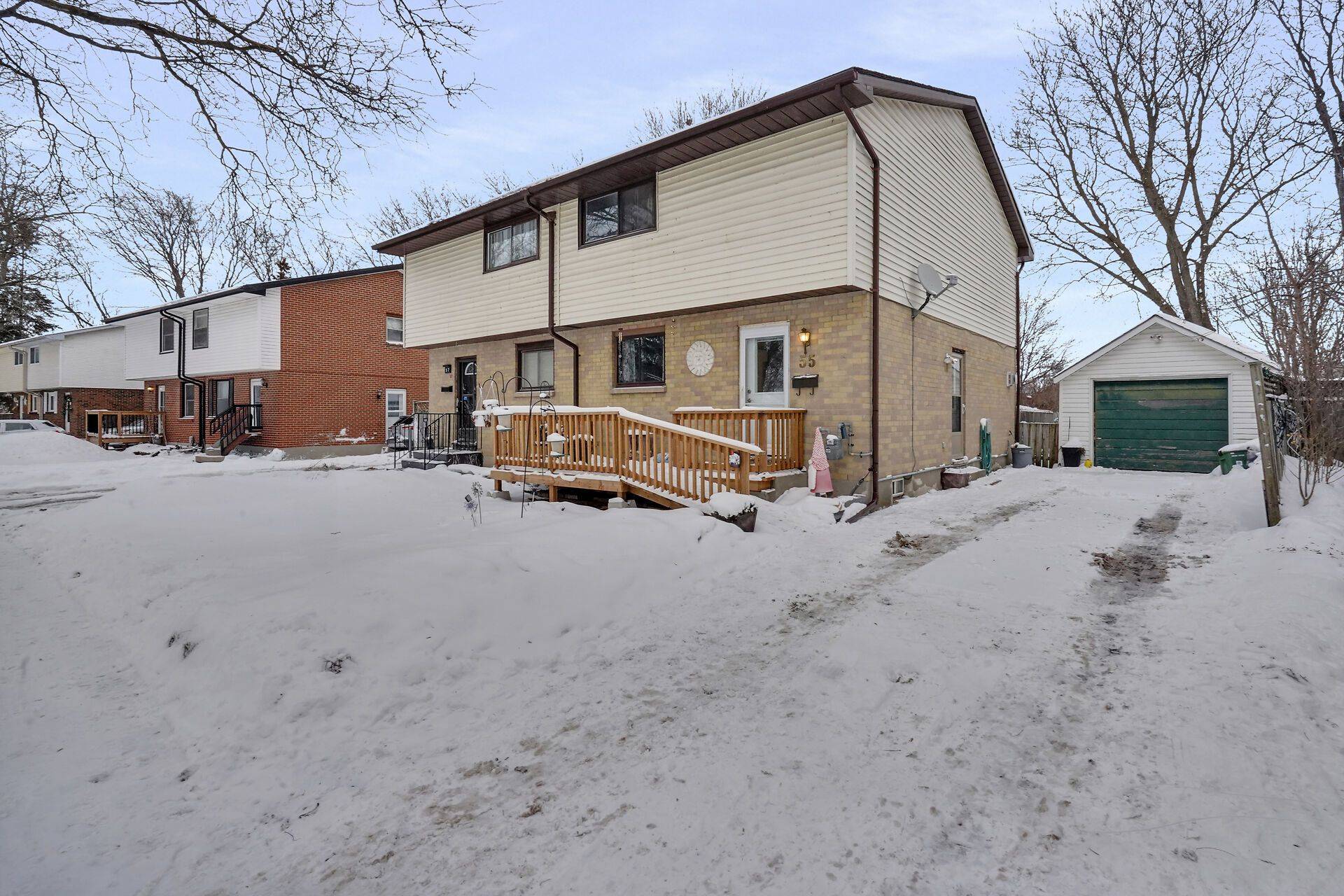 London East, ON N5V 2X7,55 Mohegan CRES