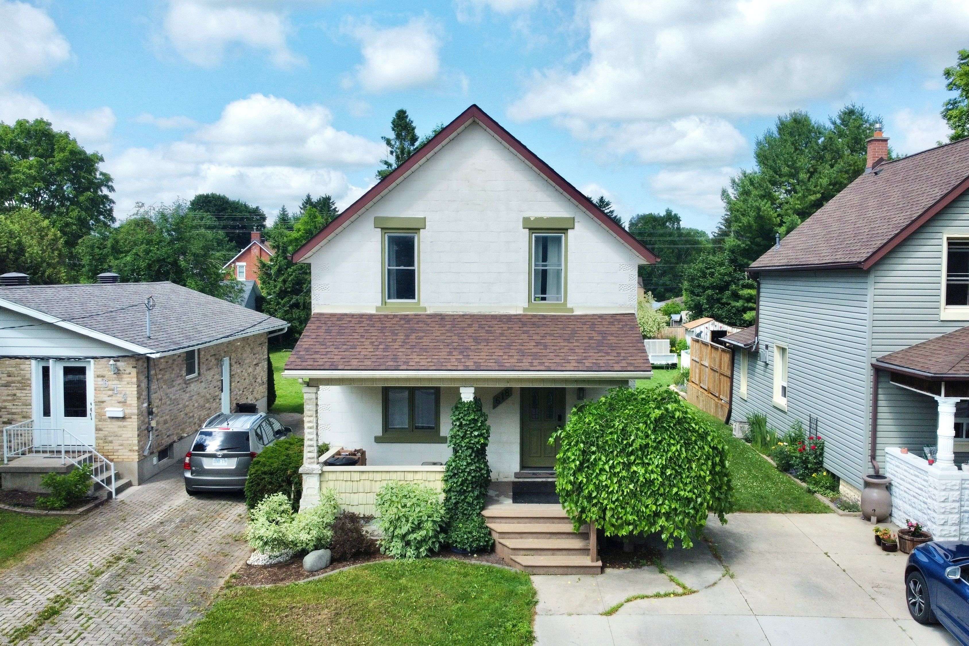 Hanover, ON N4N 2L3,618 8th AVE