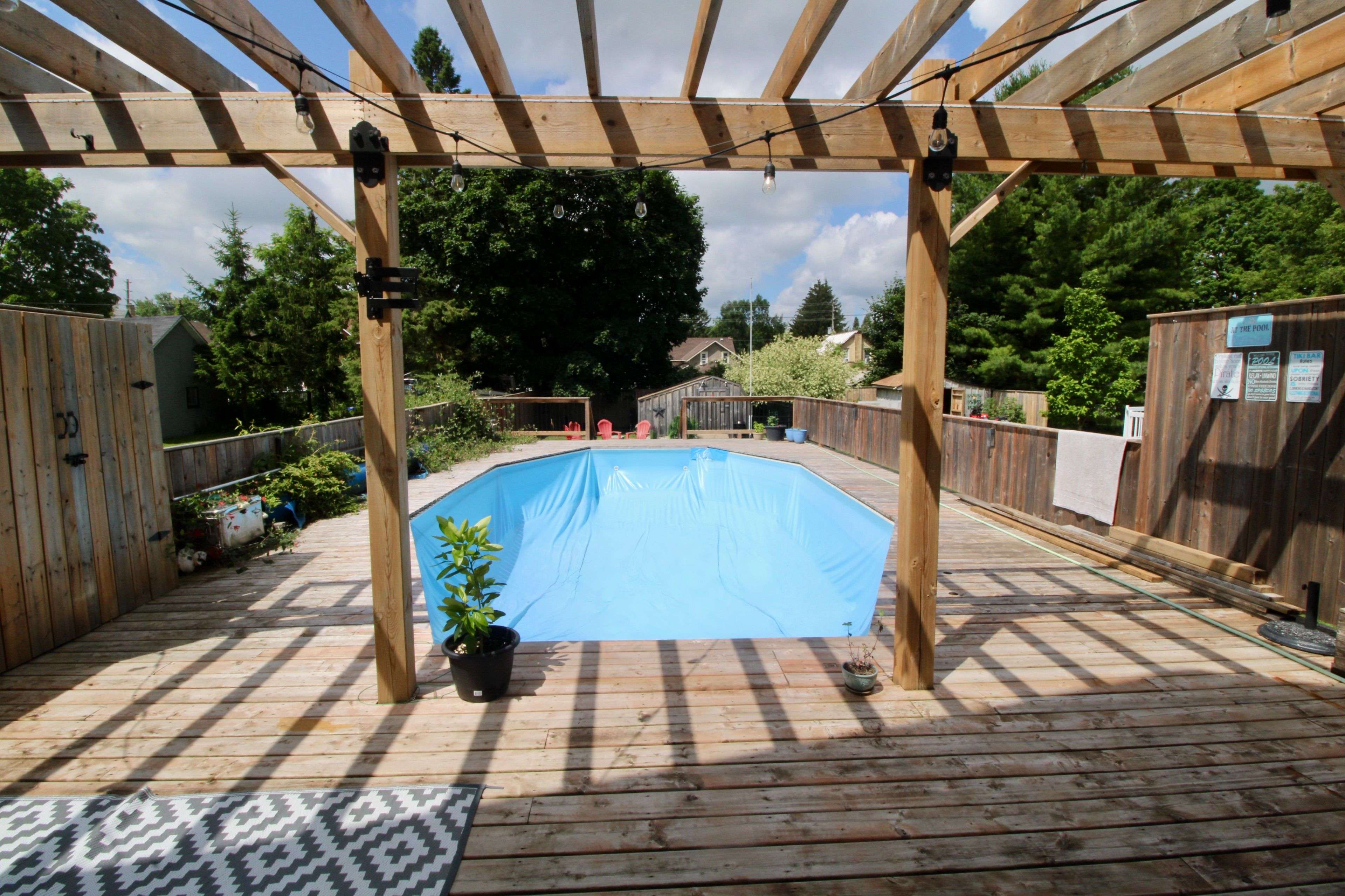 Hanover, ON N4N 2L3,618 8th AVE