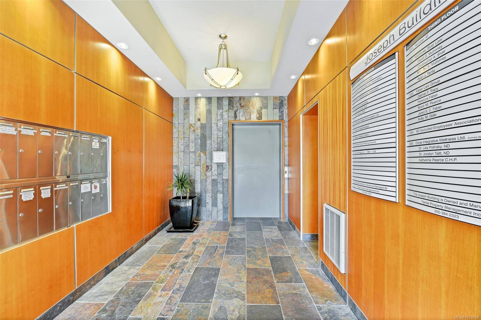 Victoria, BC V9W 1H8,852 Fort St #305