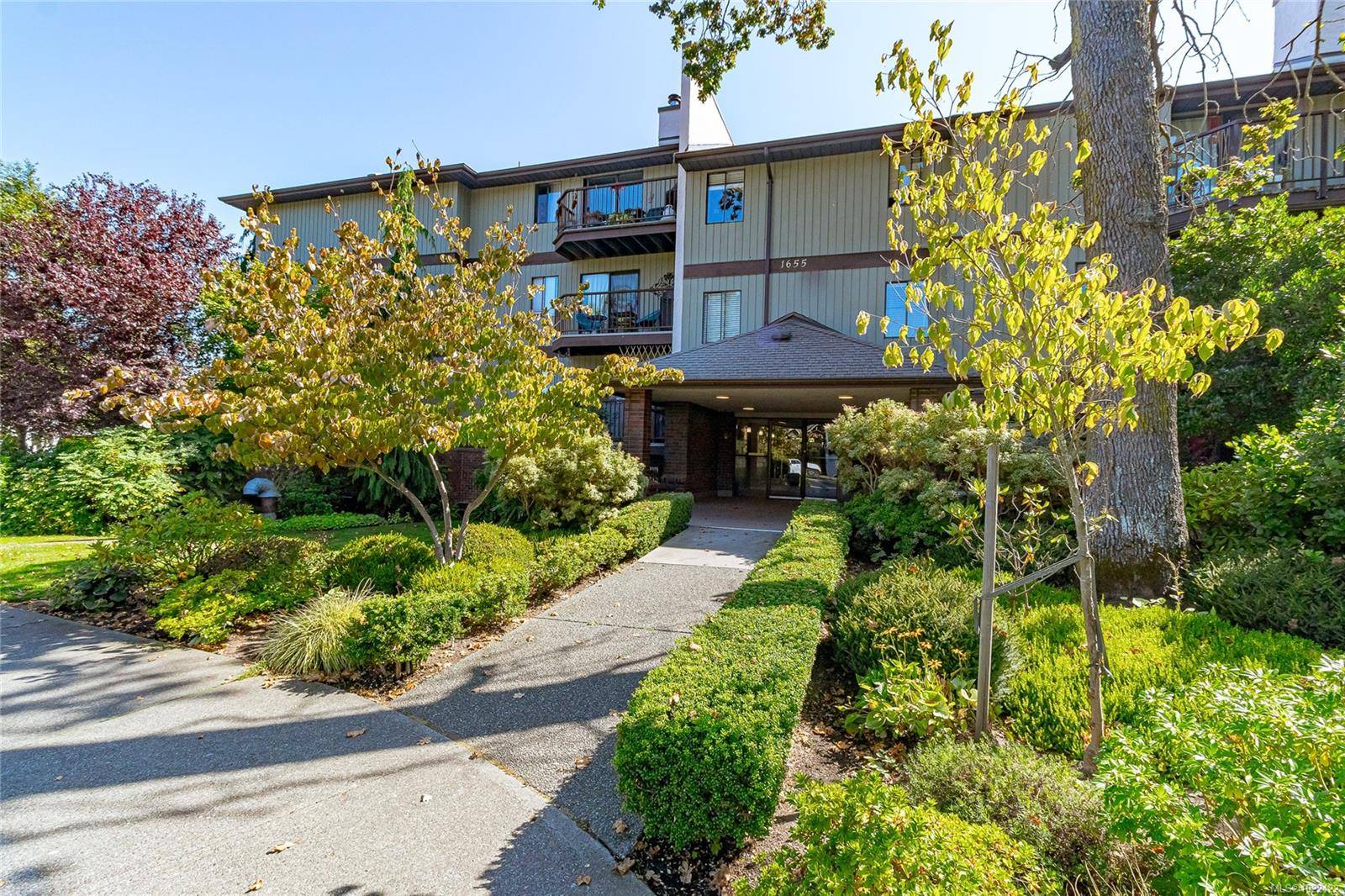 Victoria, BC V8R 1L4,1655 Begbie St #412