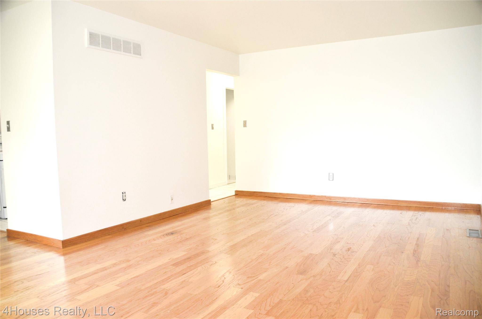 Bloomfield Hills, MI 48304,737 E Fox Hills DR #180