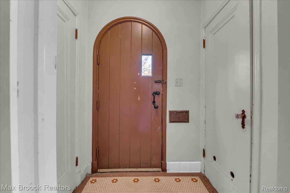 Sylvan Lake, MI 48320,2085 Pontiac DR