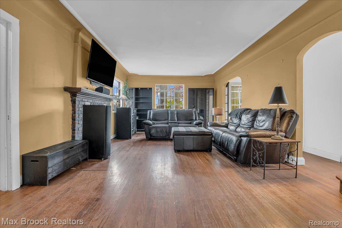 Sylvan Lake, MI 48320,2085 Pontiac DR