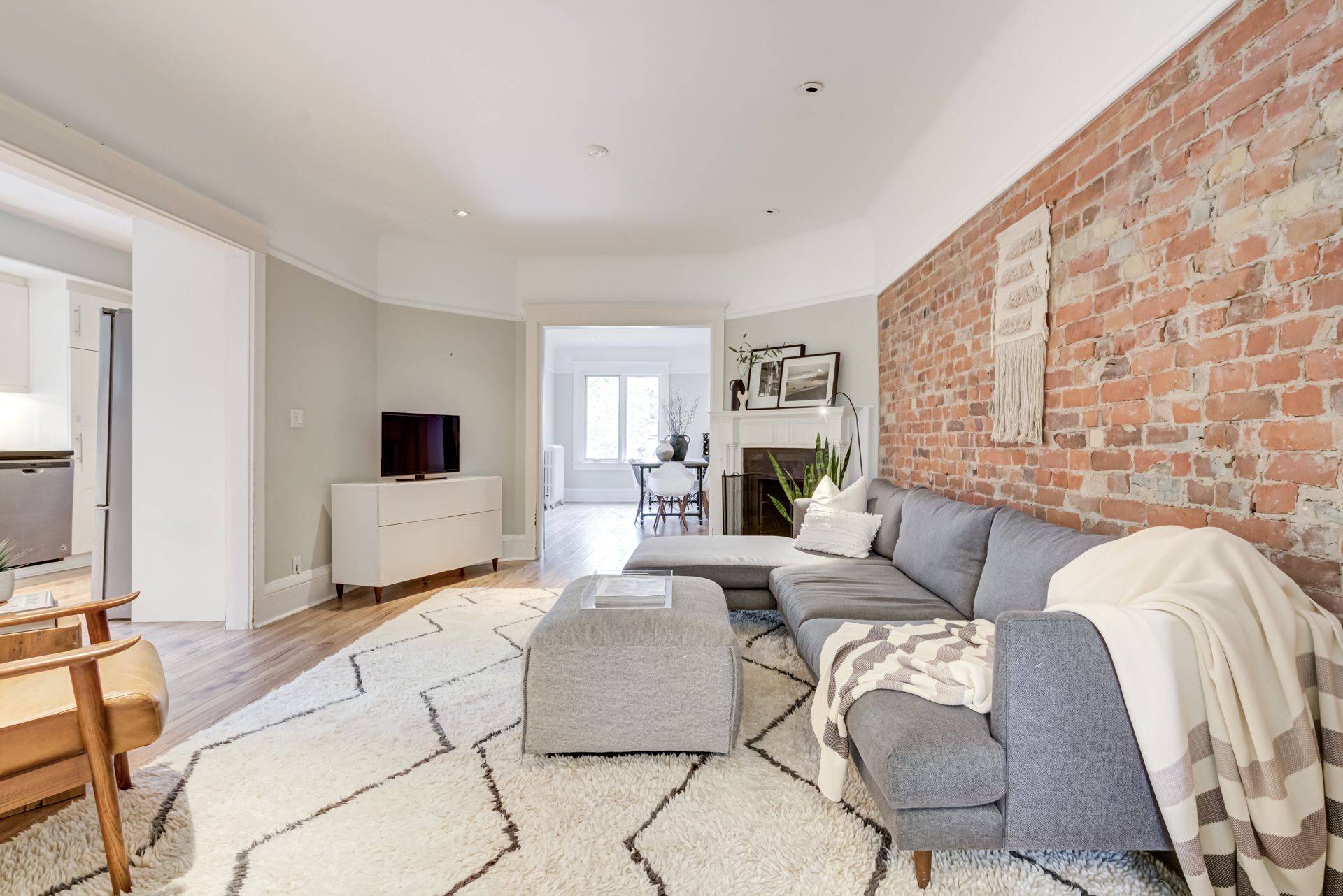 Toronto C02, ON M4V 1H7,127 Farnham AVE