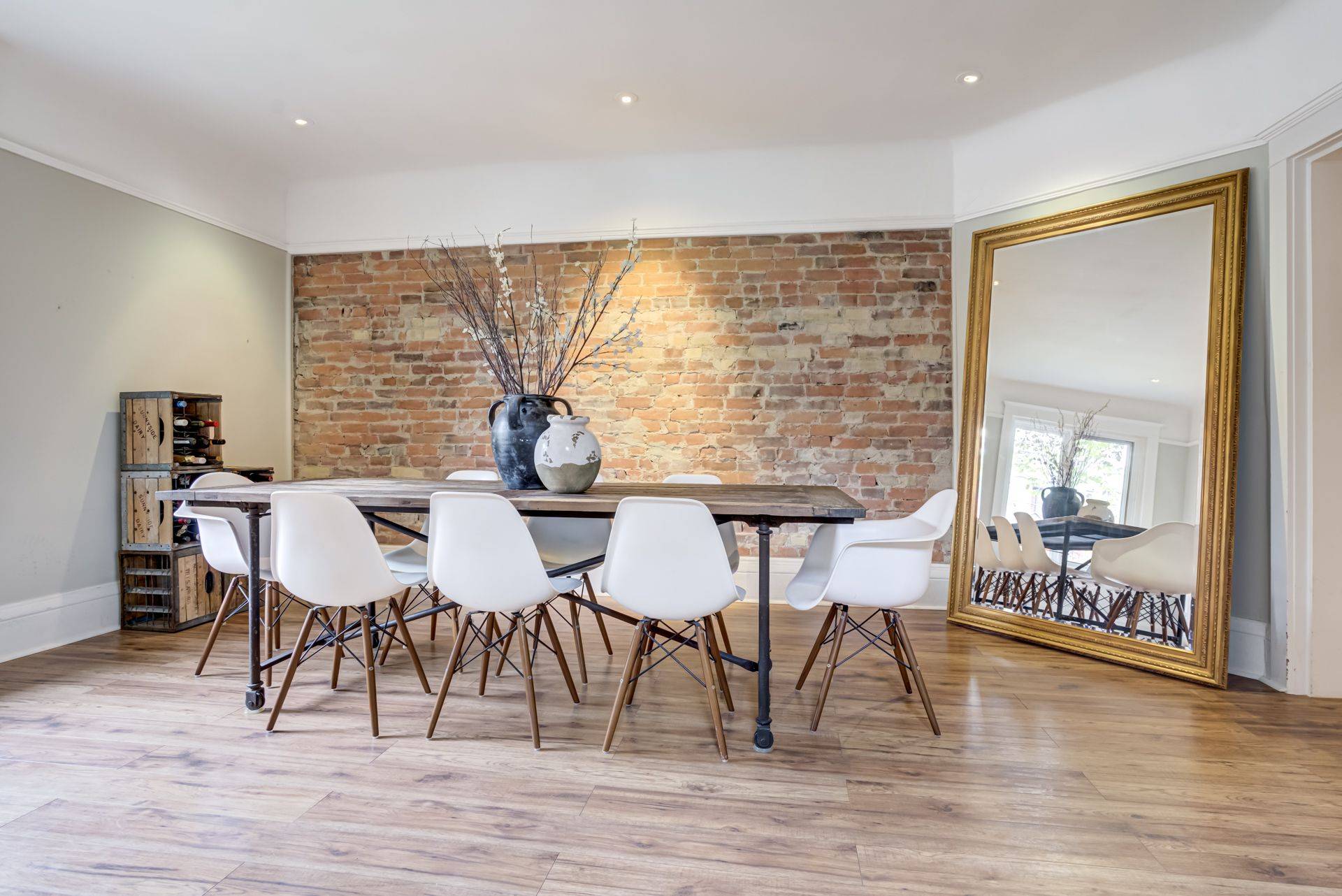 Toronto C02, ON M4V 1H7,127 Farnham AVE