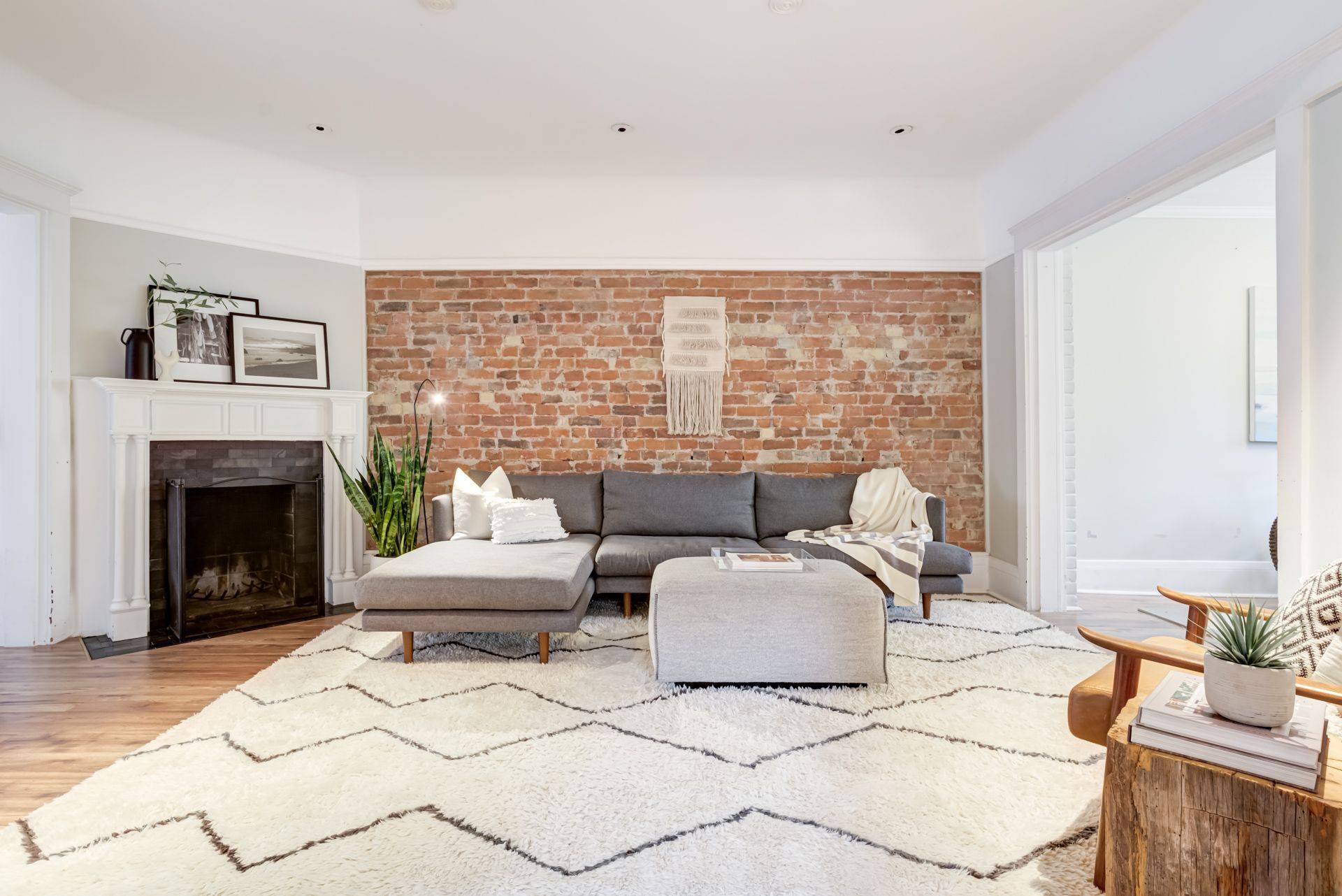 Toronto C02, ON M4V 1H7,127 Farnham AVE