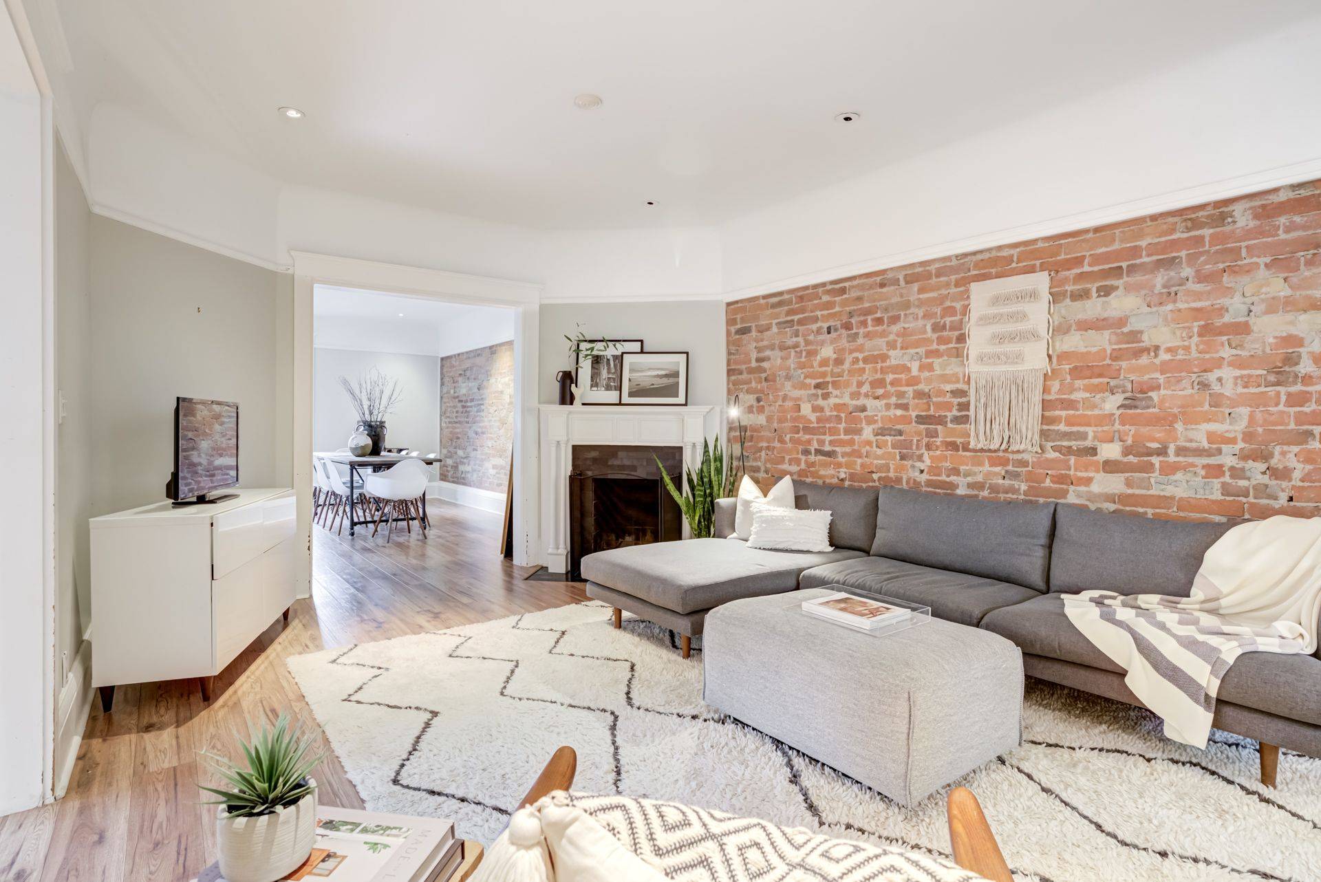 Toronto C02, ON M4V 1H7,127 Farnham AVE