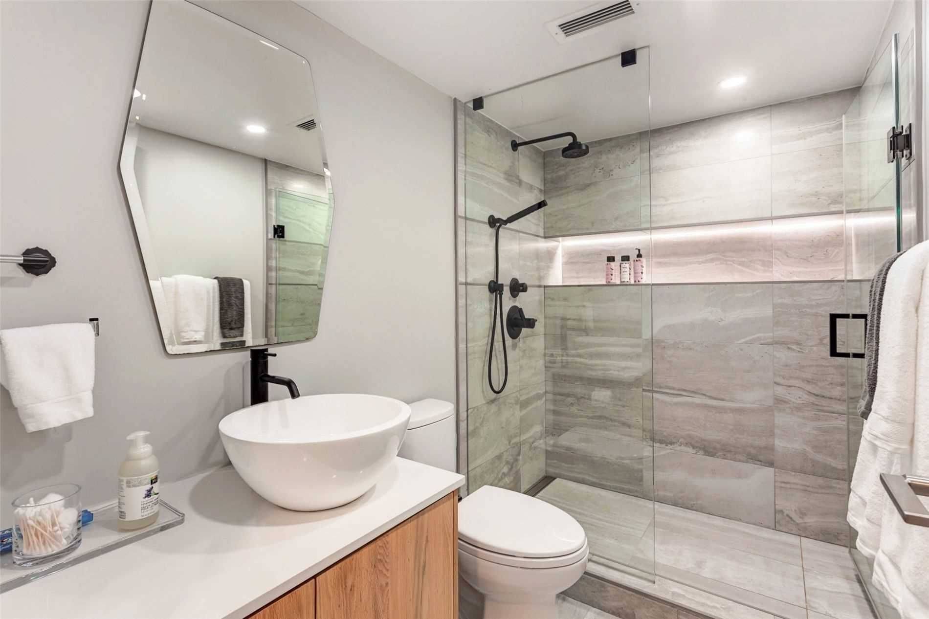 Toronto C01, ON M6J 2W5,132 Shaw ST #C