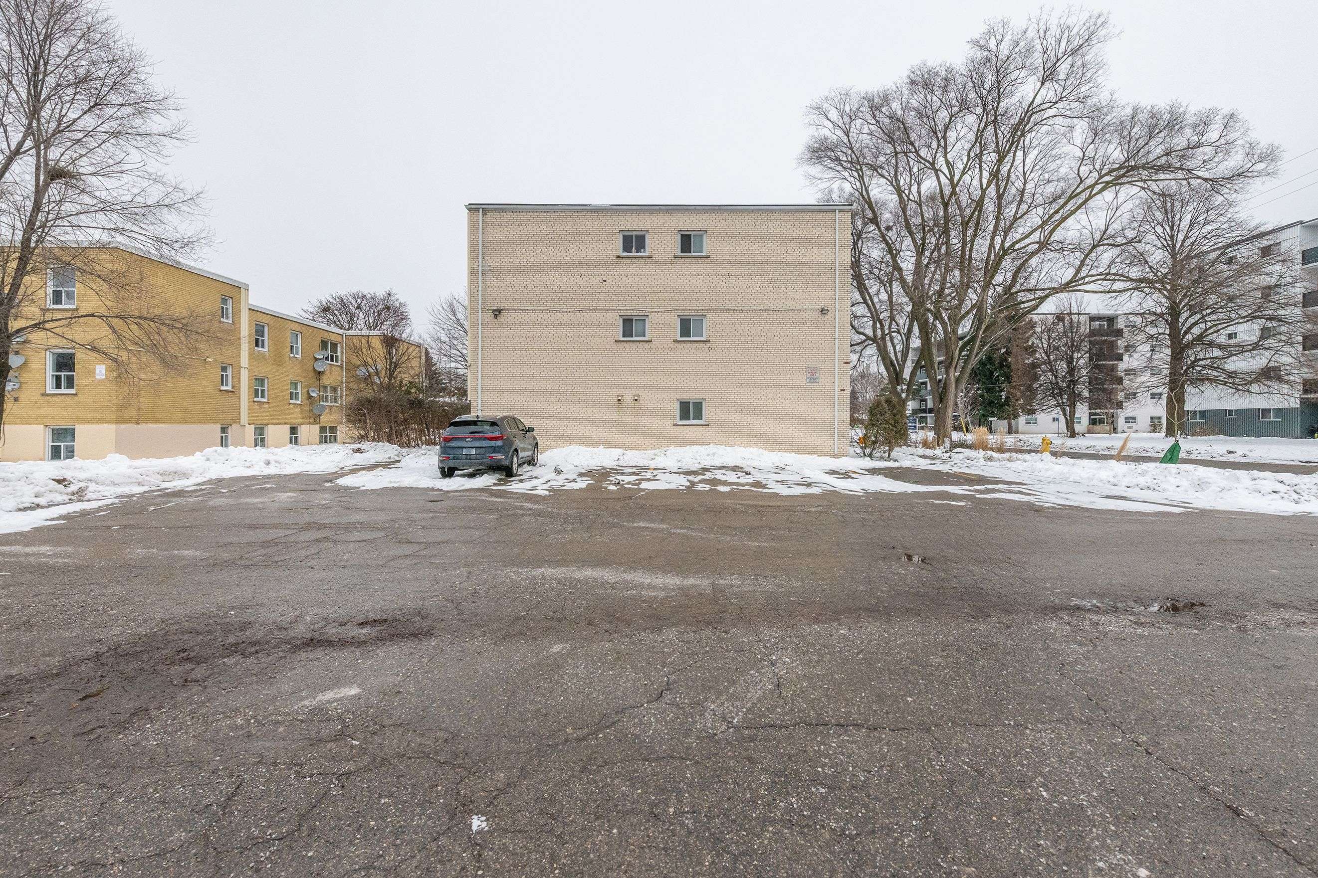 Oshawa, ON L1J 1X5,310 Marland AVE