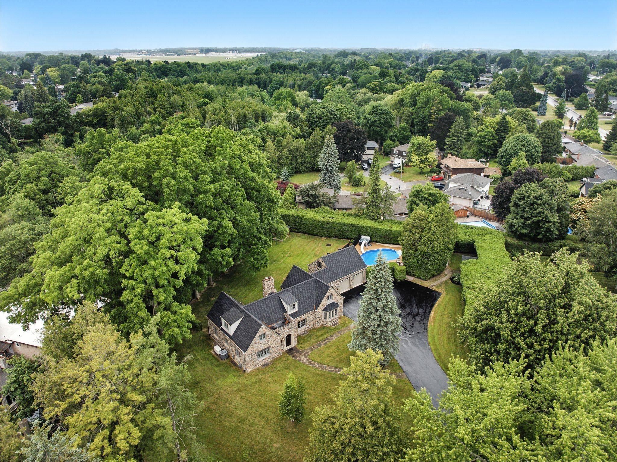 Oshawa, ON L1G 4H2,690 Bessborough DR