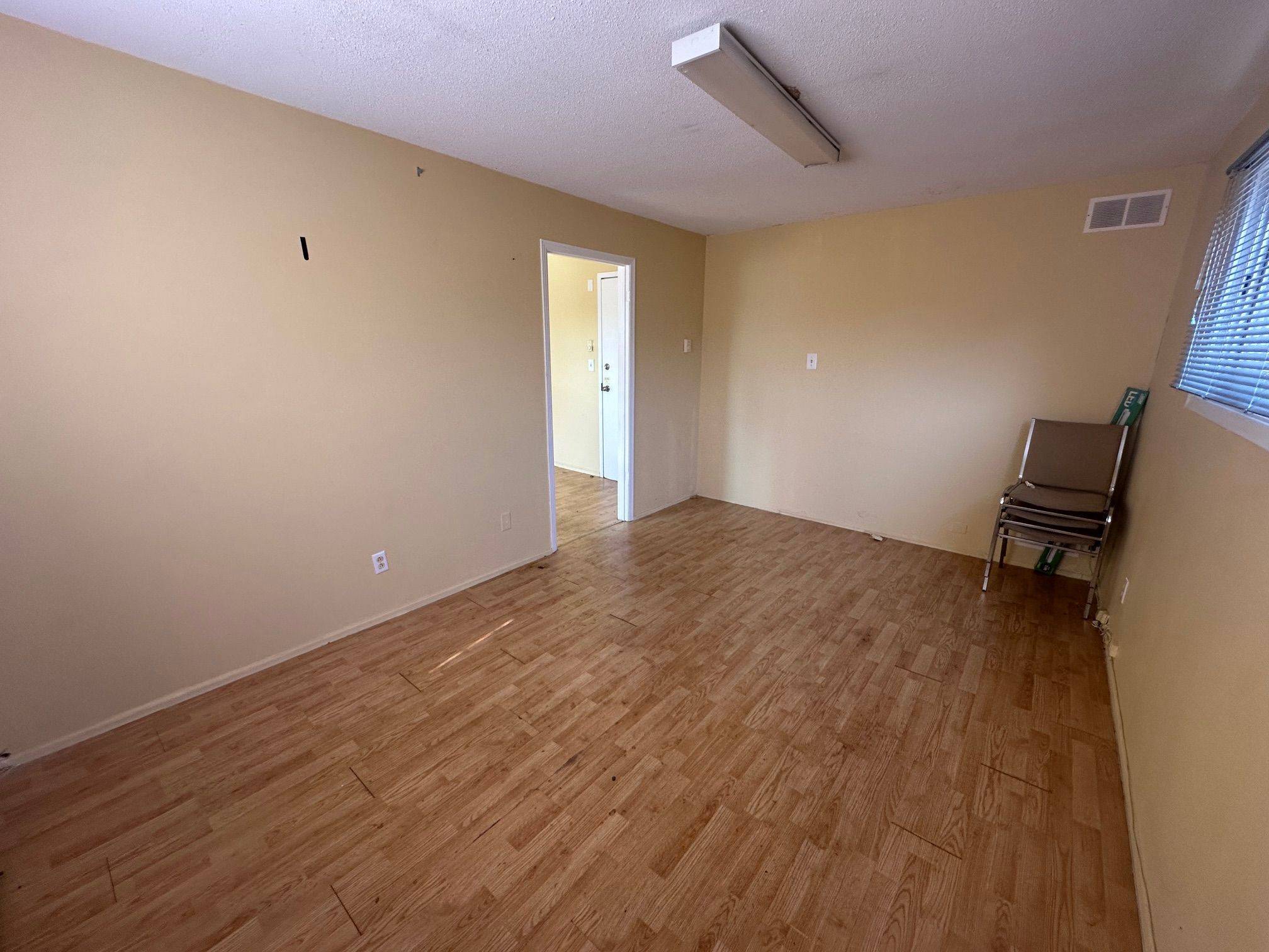 Oshawa, ON L1G 4X1,922 Simcoe ST N #204