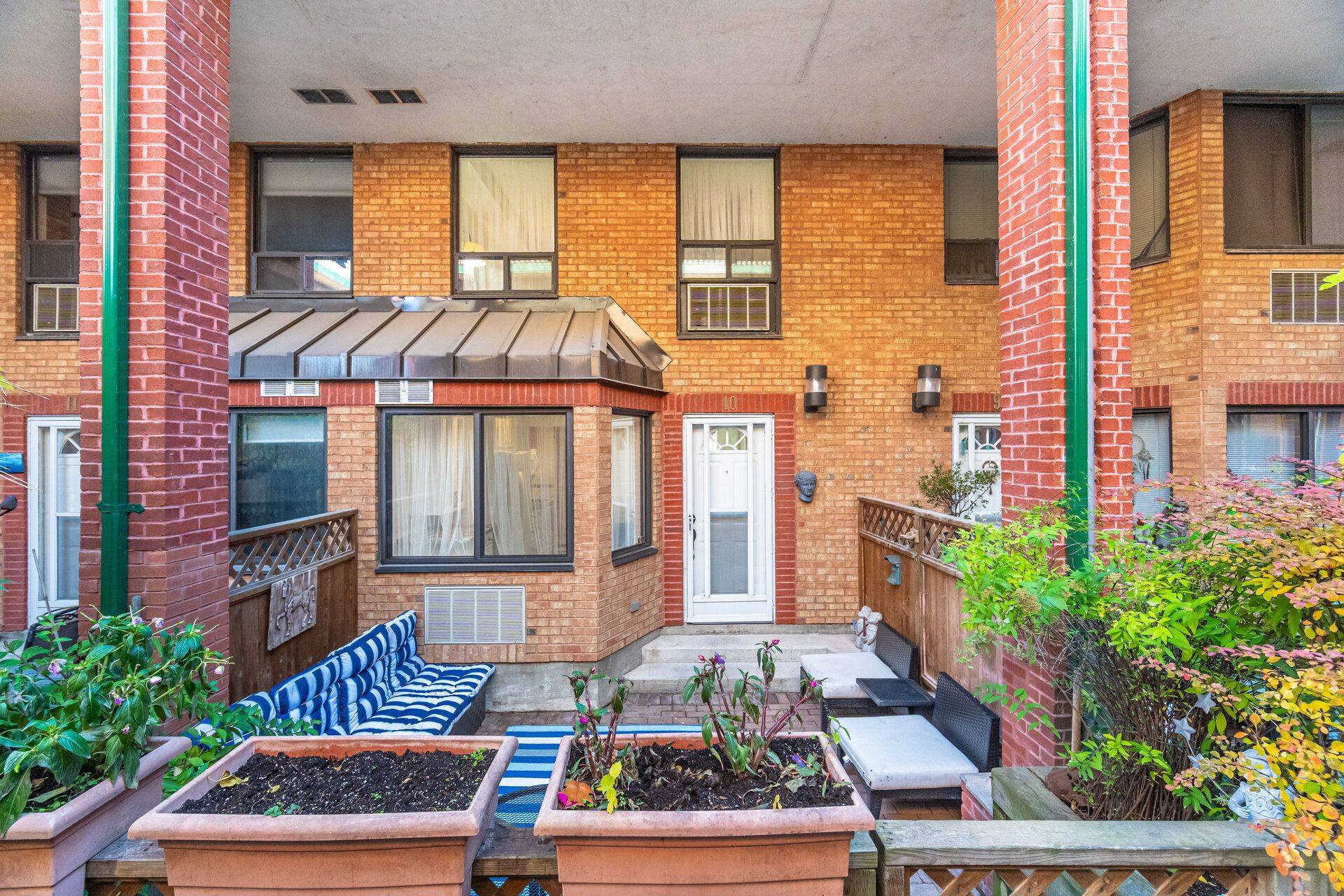 Toronto E02, ON M4E 1E2,2112 Queen ST E ##10