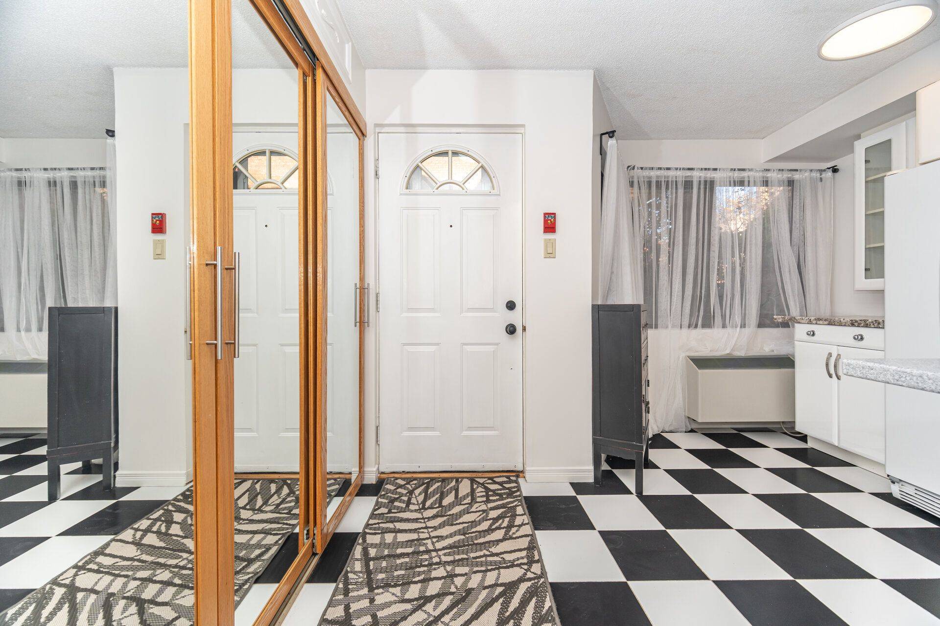 Toronto E02, ON M4E 1E2,2112 Queen ST E #10