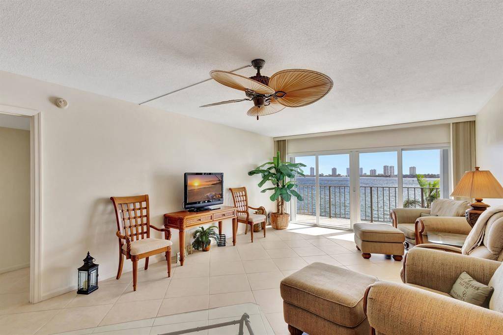 Lake Park, FL 33403,801 Lake Shore Dr #403