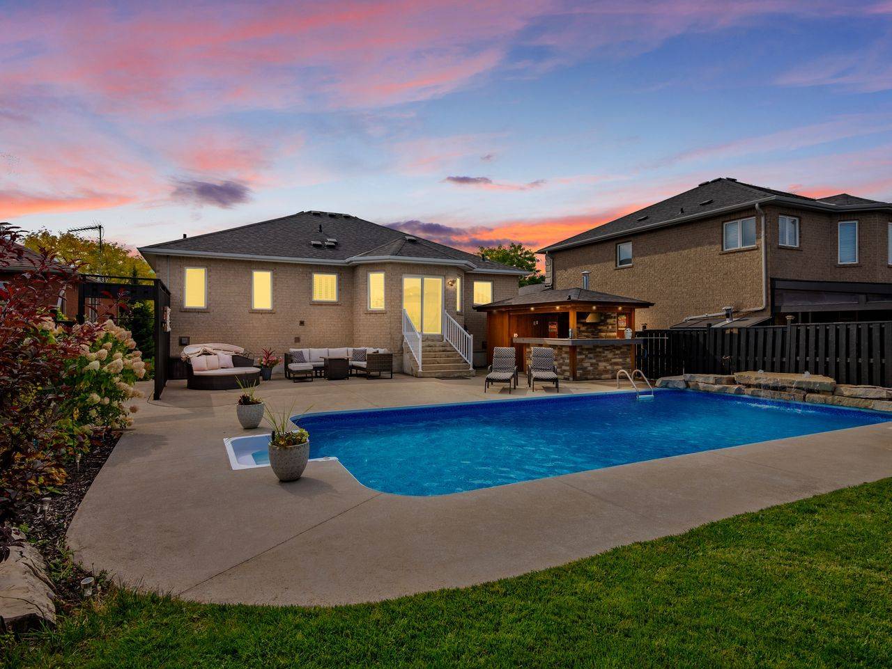 Bradford West Gwillimbury, ON L3Z 3H6,15 Eve CT