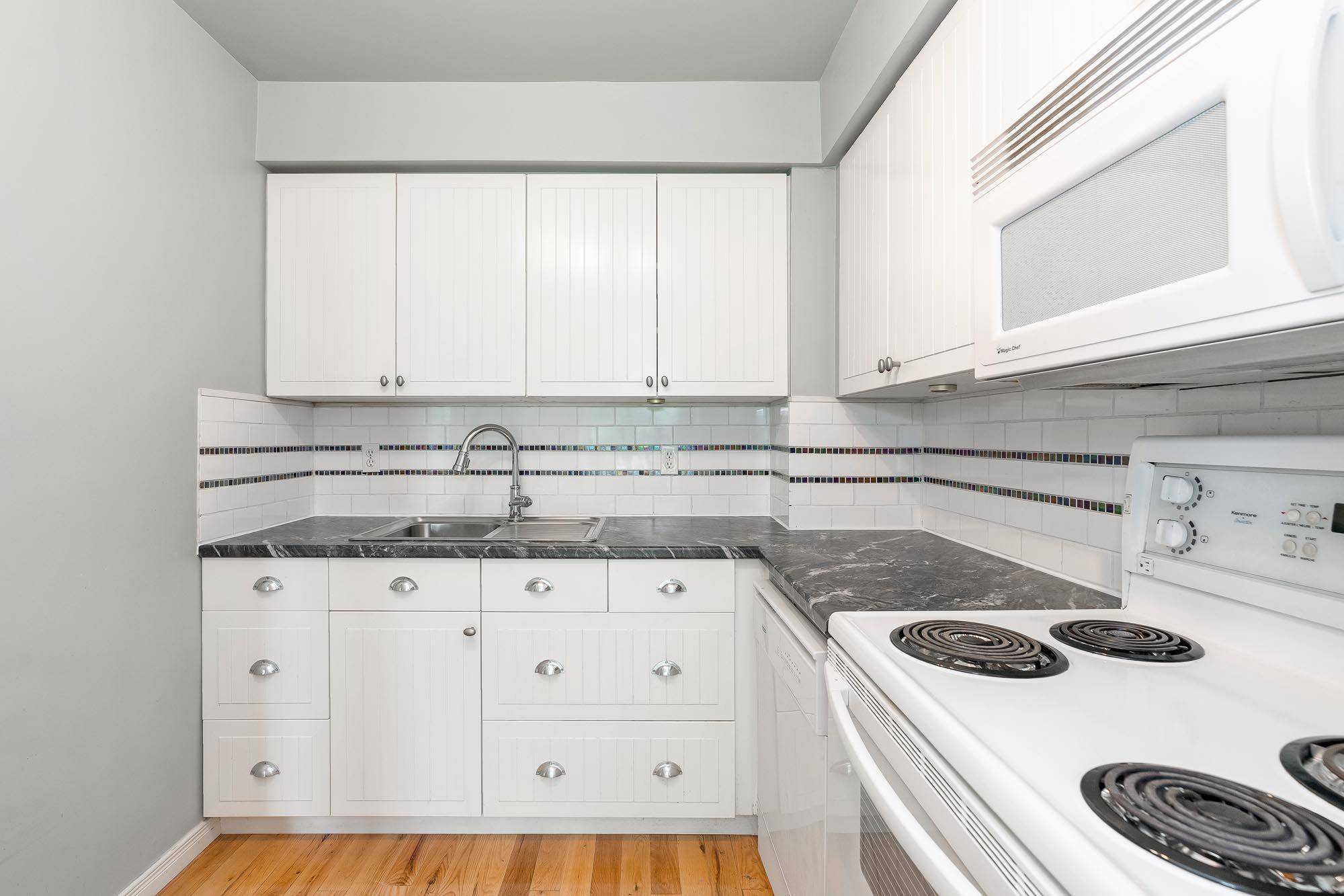 Barrie, ON L4N 3T5,52 Adelaide ST #7