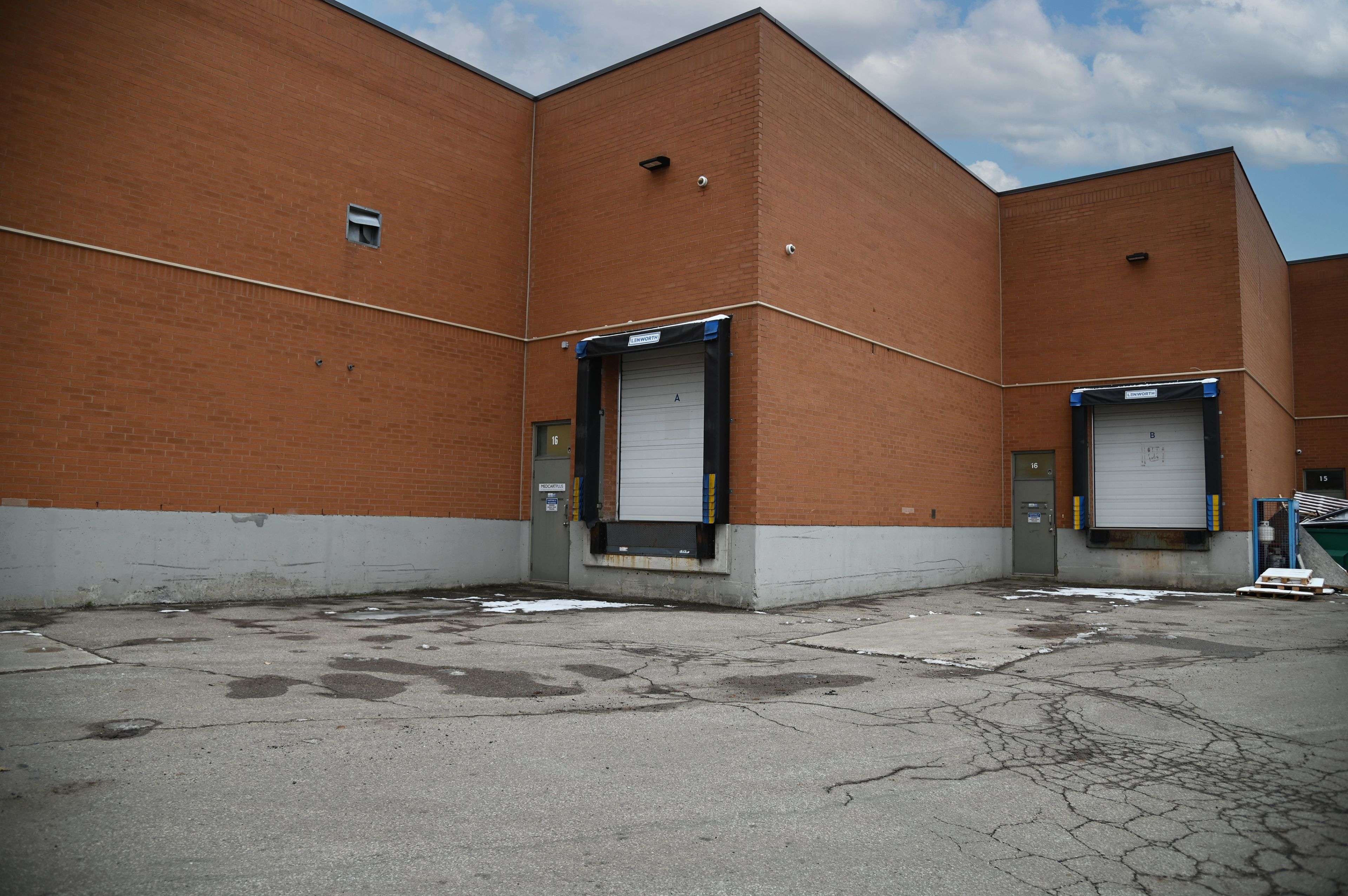 Mississauga, ON L5L 5X5,4090 Ridgeway DR #16-17