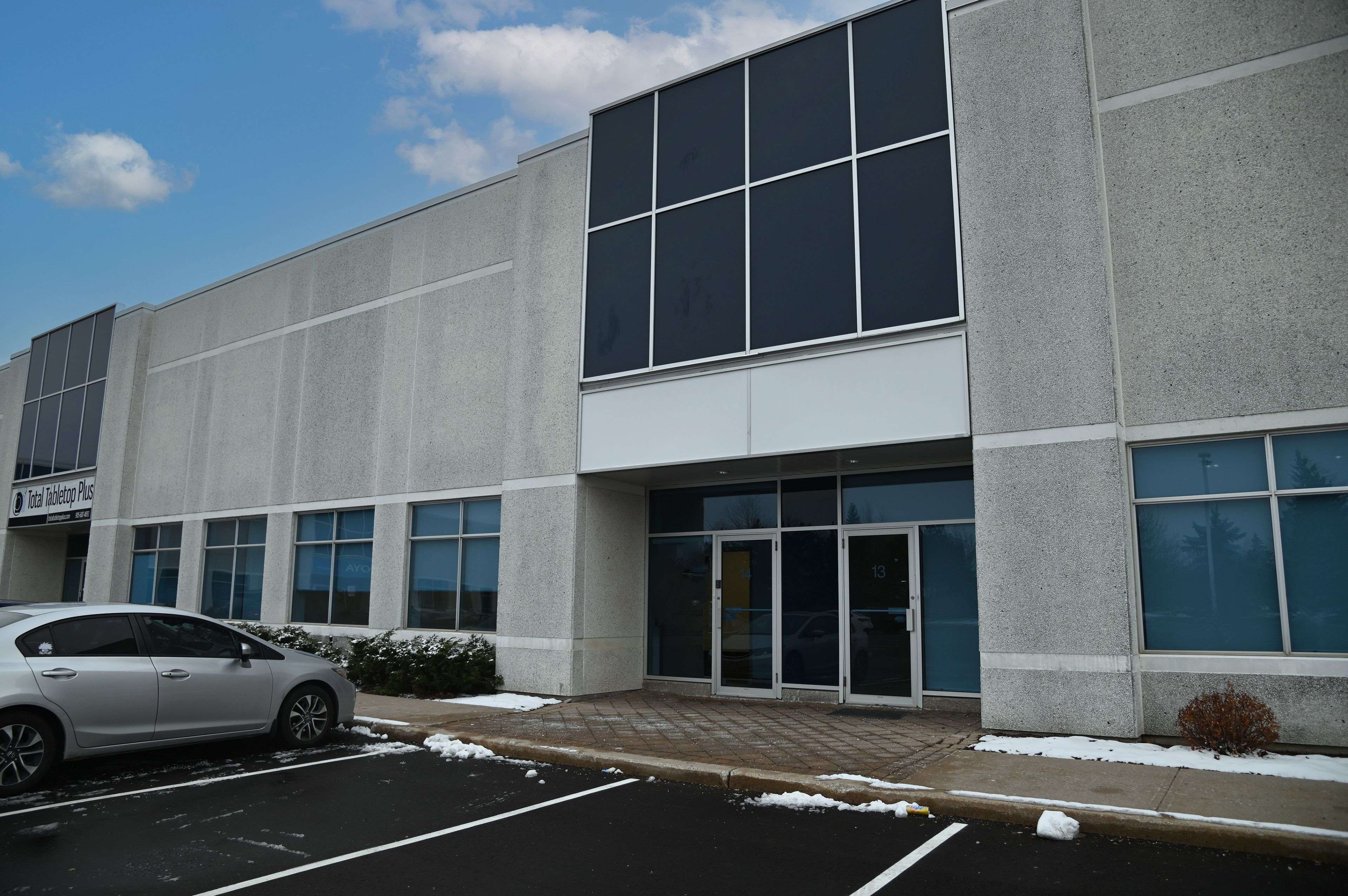 Mississauga, ON L5L 5Y6,3330 Ridgeway DR #13-14