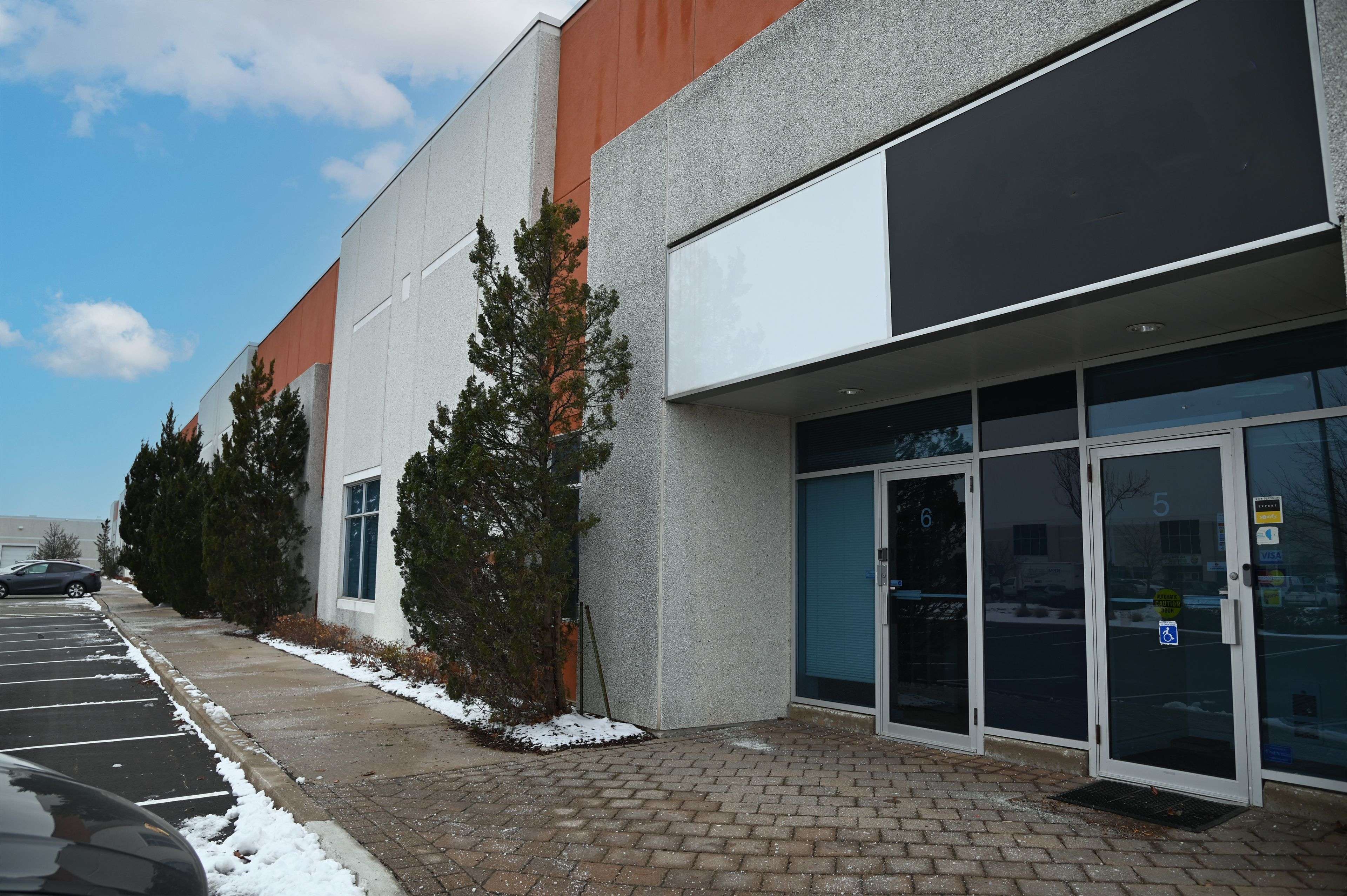 Mississauga, ON L5L 0A3,3600A Laird RD #6