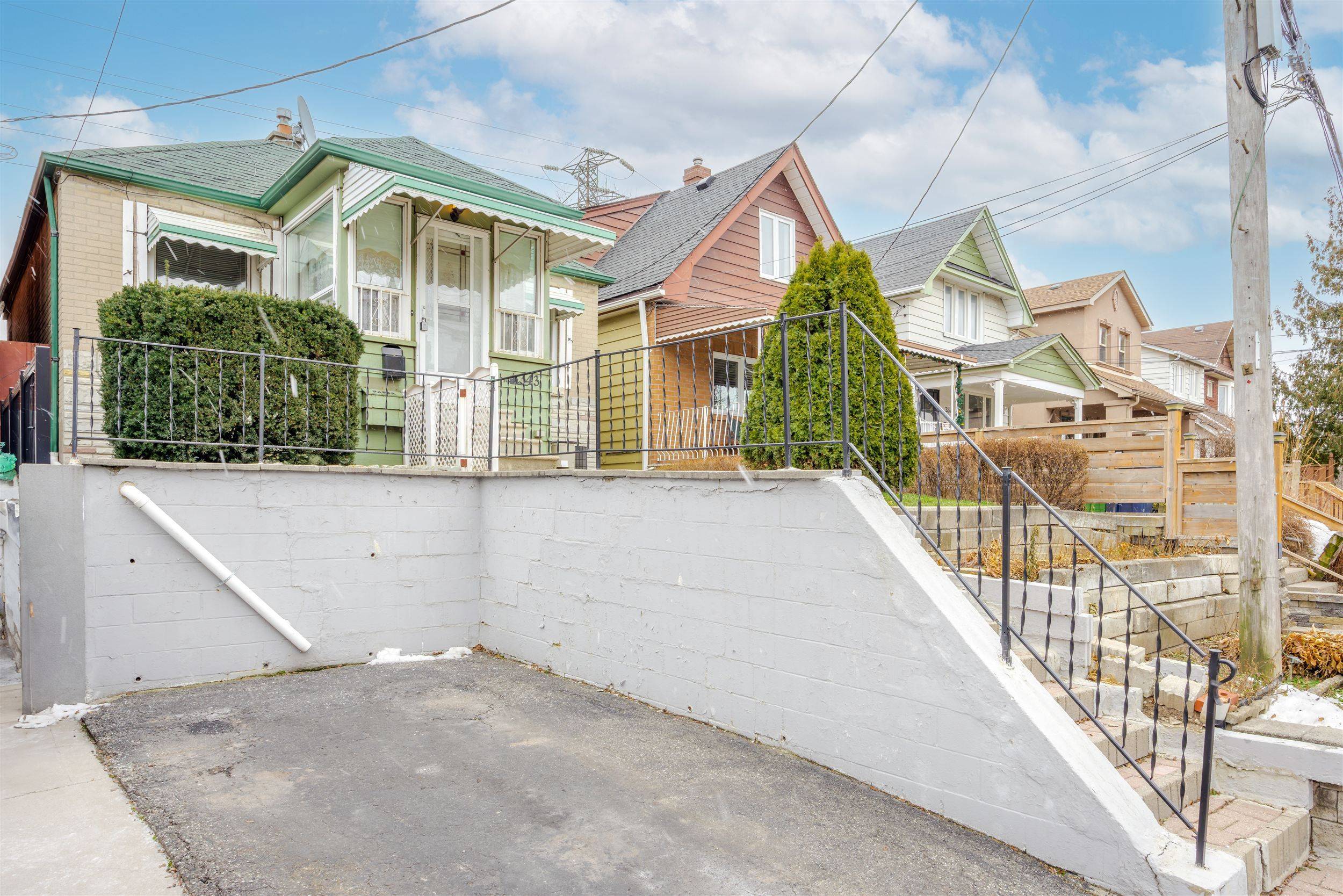 Toronto W03, ON M6M 3B8,343 Blackthorn AVE