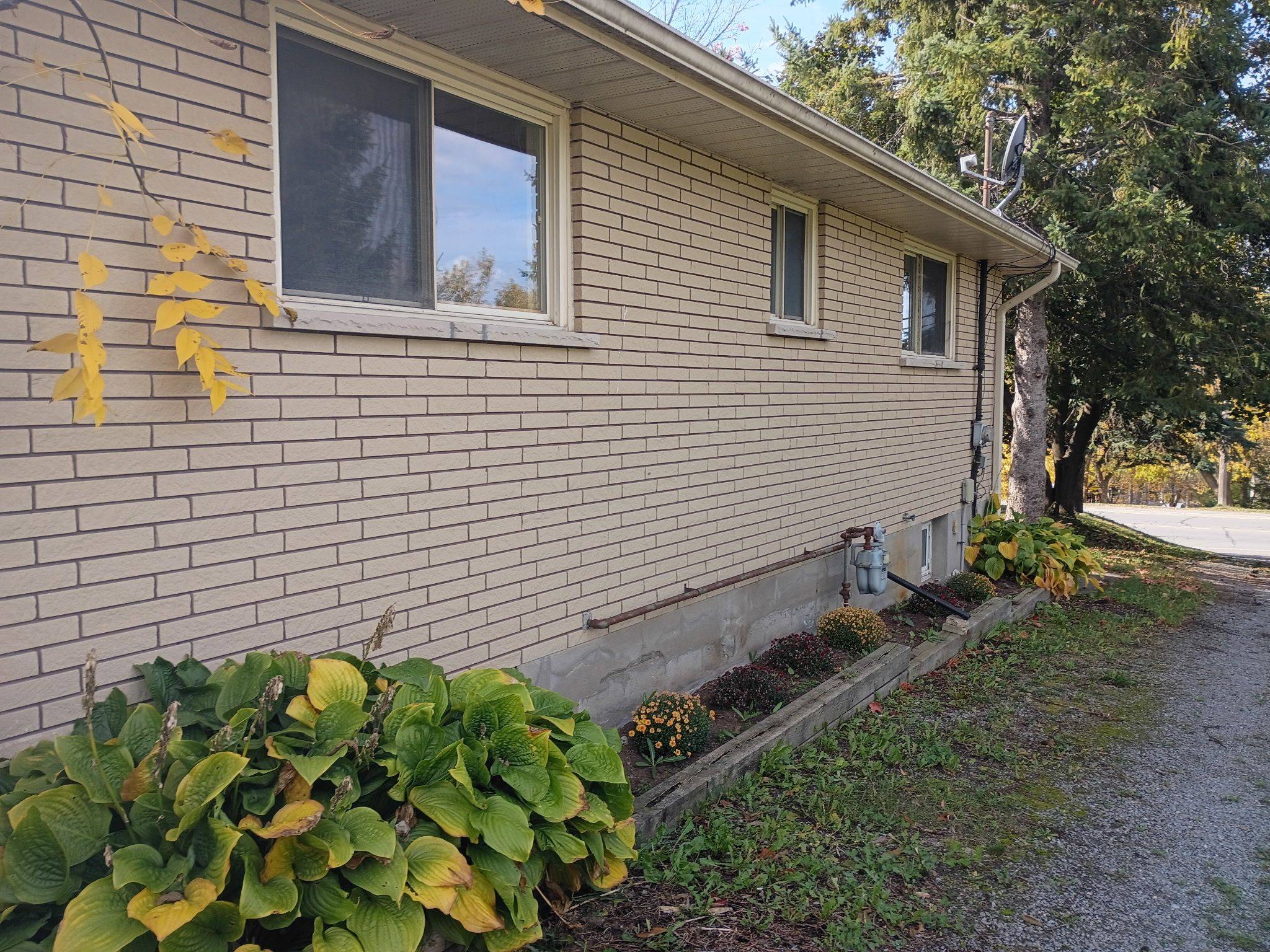 Selwyn, ON K0L 1H0,913 Ward ST