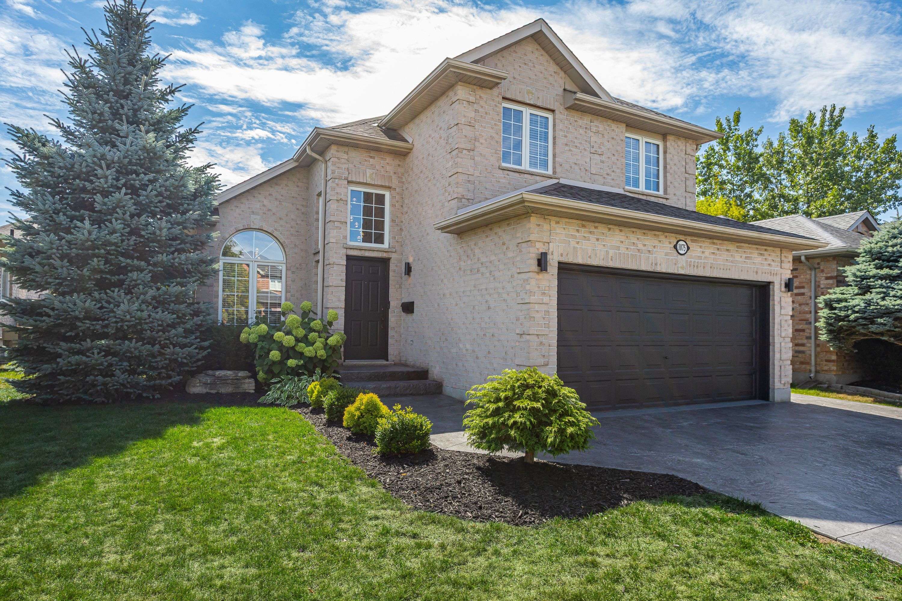 London East, ON N5Y 5P9,1075 Blackmaple CT