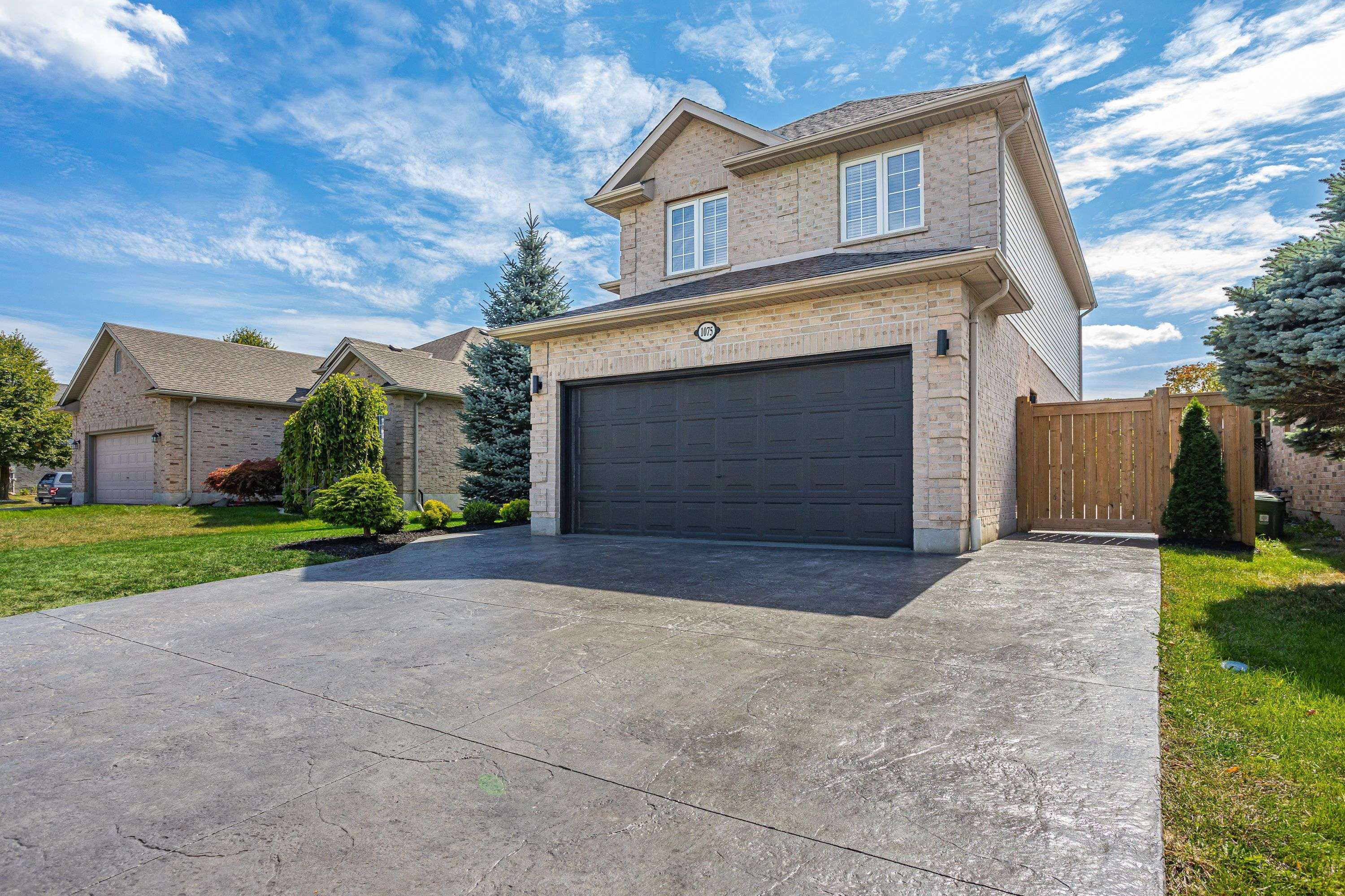 London East, ON N5Y 5P9,1075 Blackmaple CT