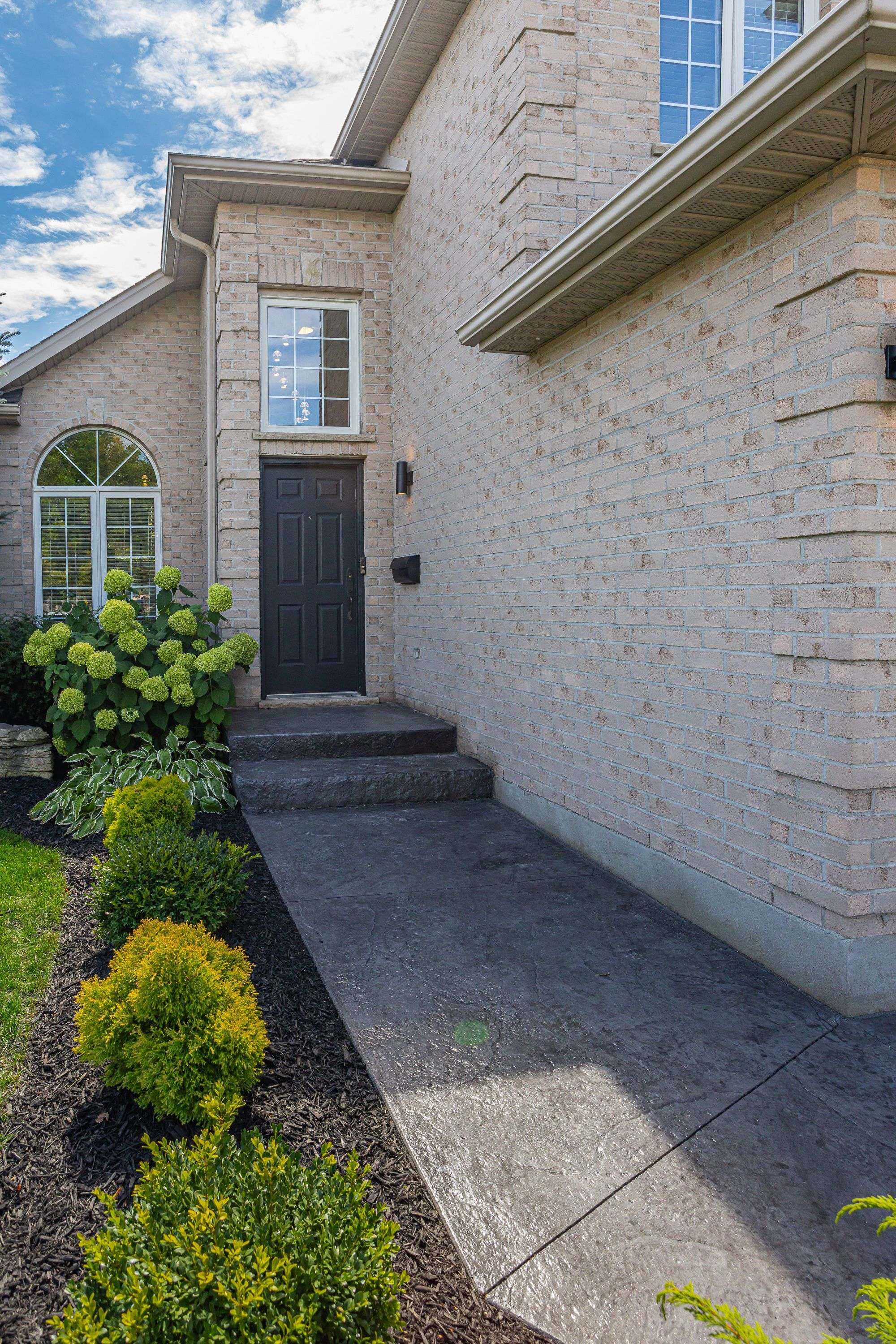 London East, ON N5Y 5P9,1075 Blackmaple CT
