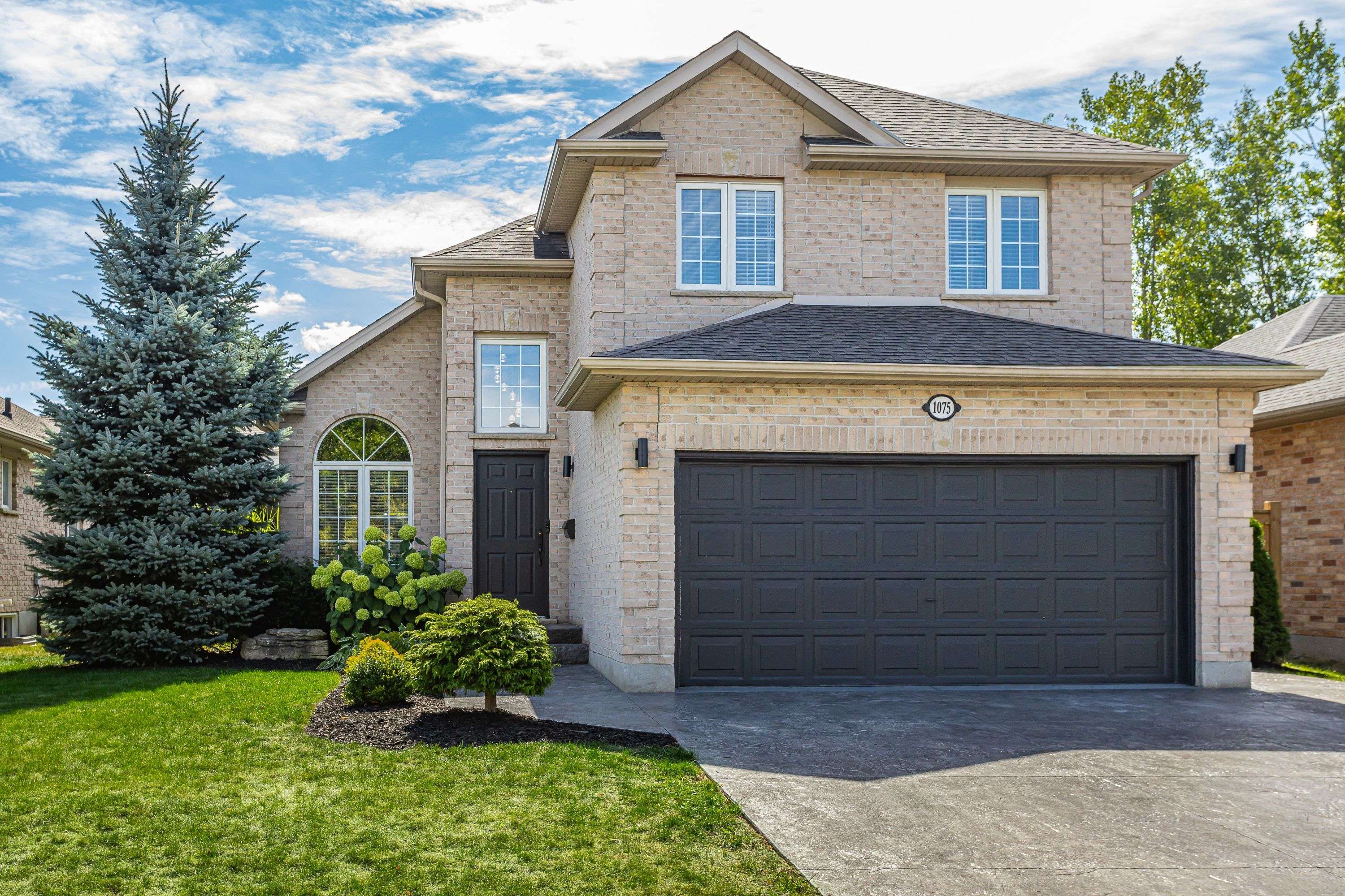 London East, ON N5Y 5P9,1075 Blackmaple CT