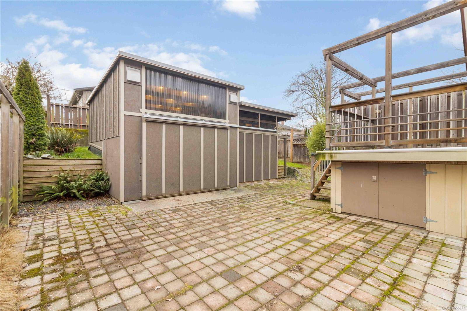 Victoria, BC V8R 1Y7,1453 Walnut St