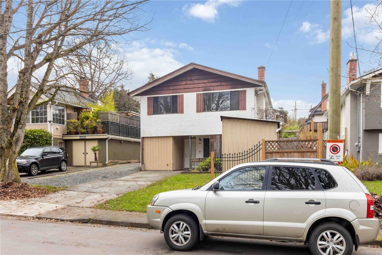 Victoria, BC V8R 1Y7,1453 Walnut St