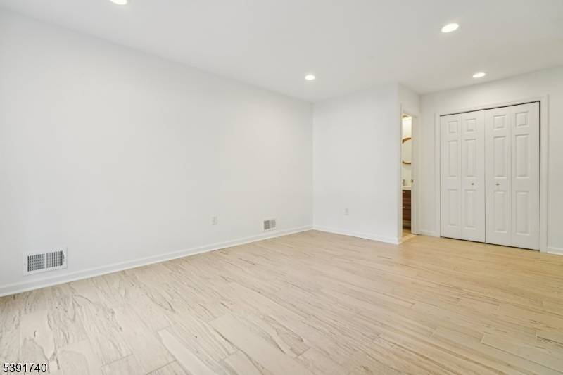 Newark City, NJ 07103,5 Rider Ct