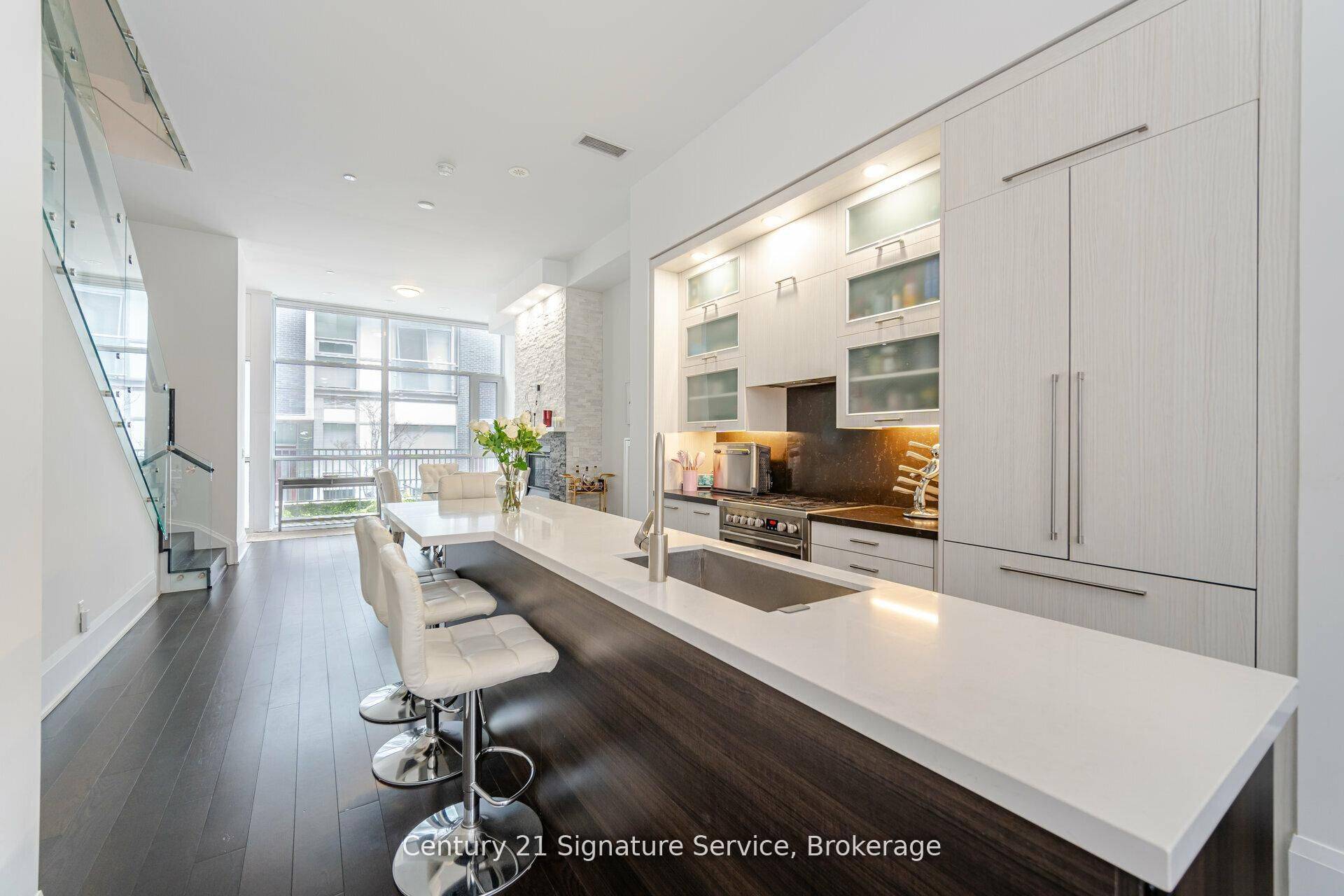 Toronto C10, ON M4P 0C5,101 Erskine AVE #TH05