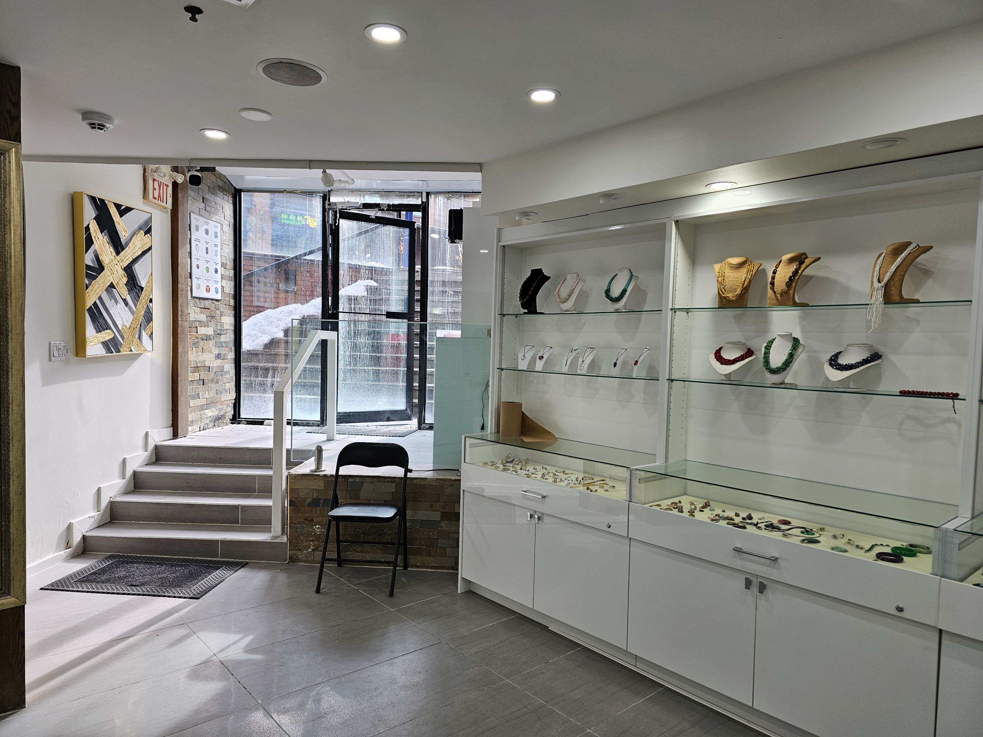 Toronto C02, ON M5R 1B9,70 Yorkville AVE #LR3