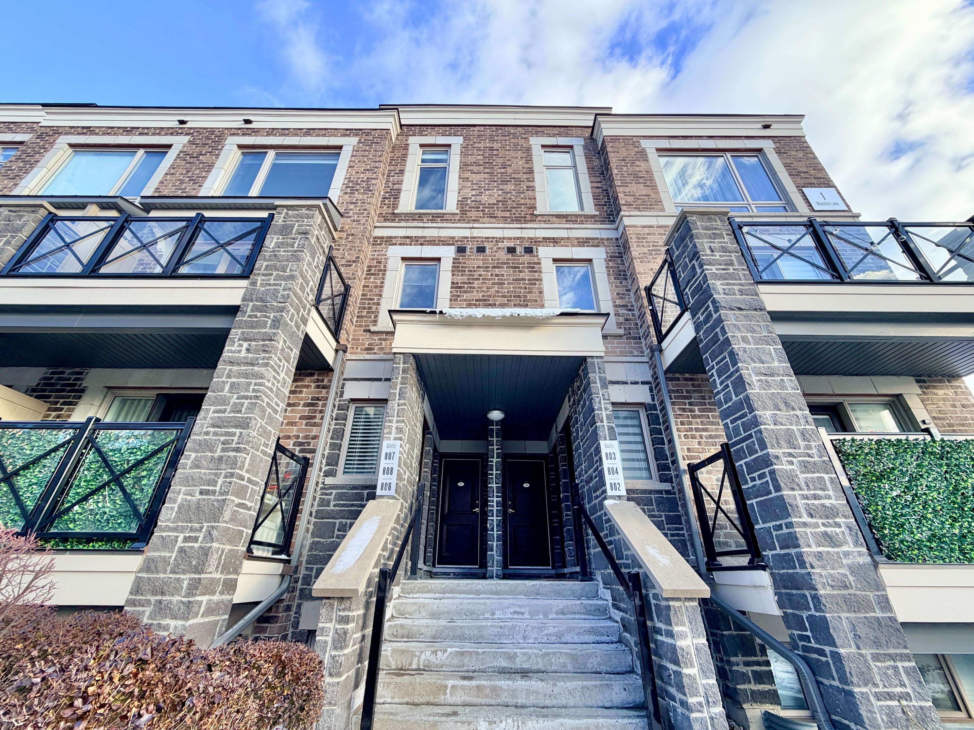 Markham, ON L6B 1N3,1 Blanche LN #807