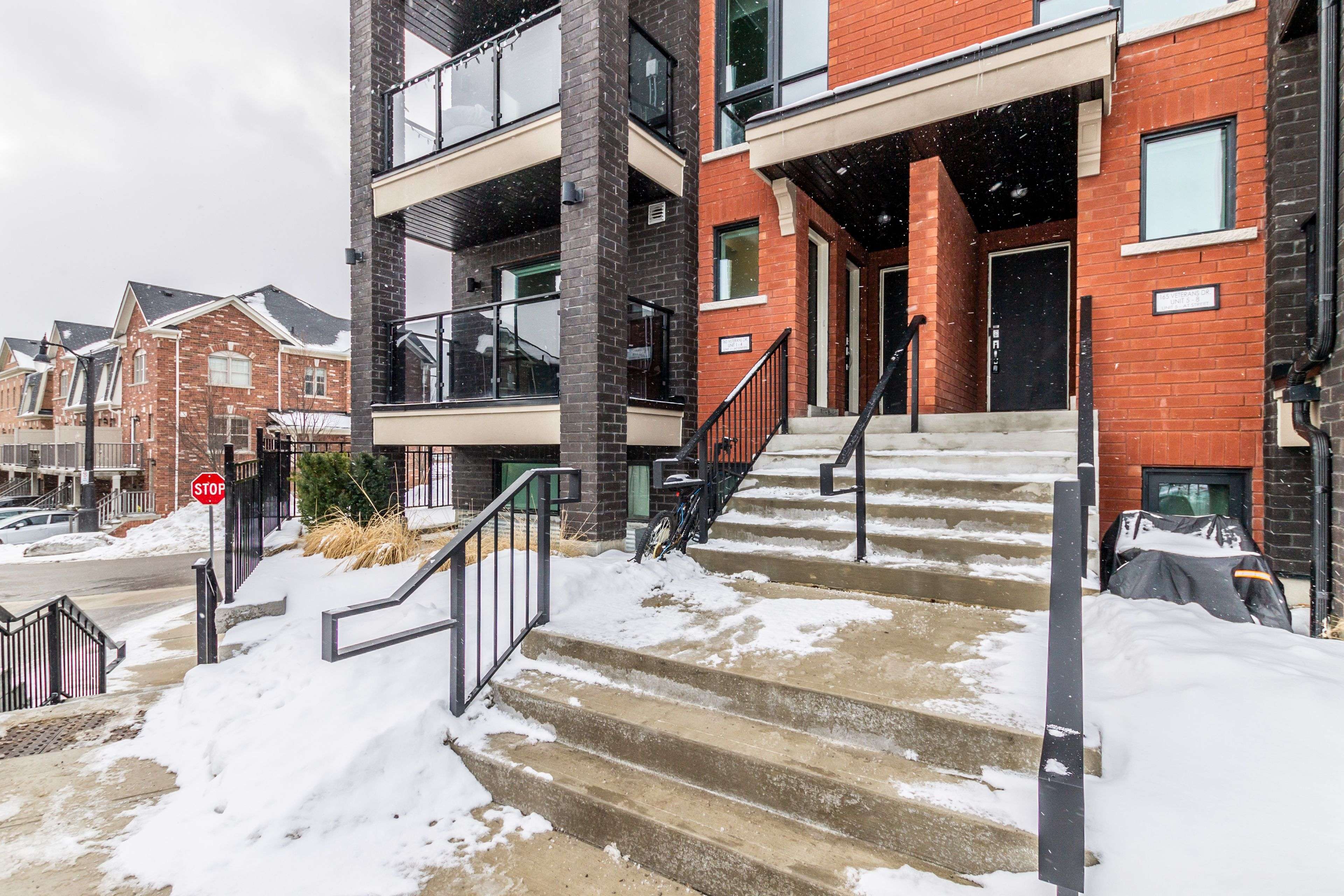 Brampton, ON L7A 5L2,165 veterans DR #2