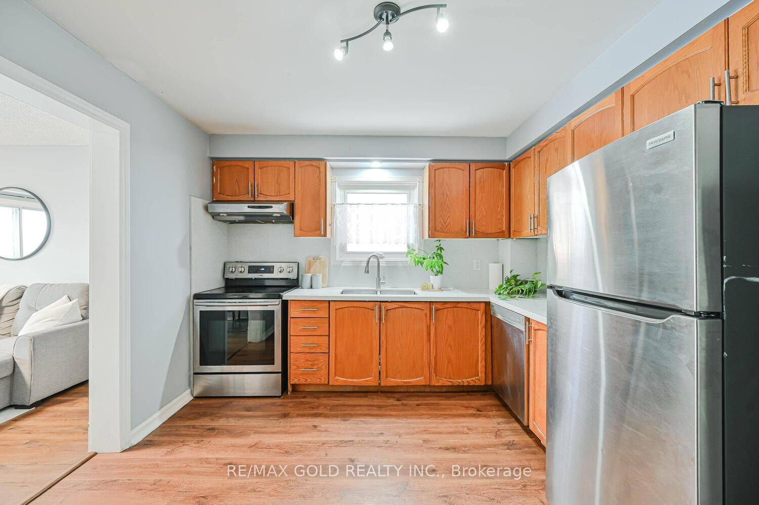 Brampton, ON L6R 1B4,73 Chipmunk CRES